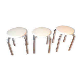 Suite de trois tabourets en bois laqué blanc et pieds chromés / vintage années 70-80