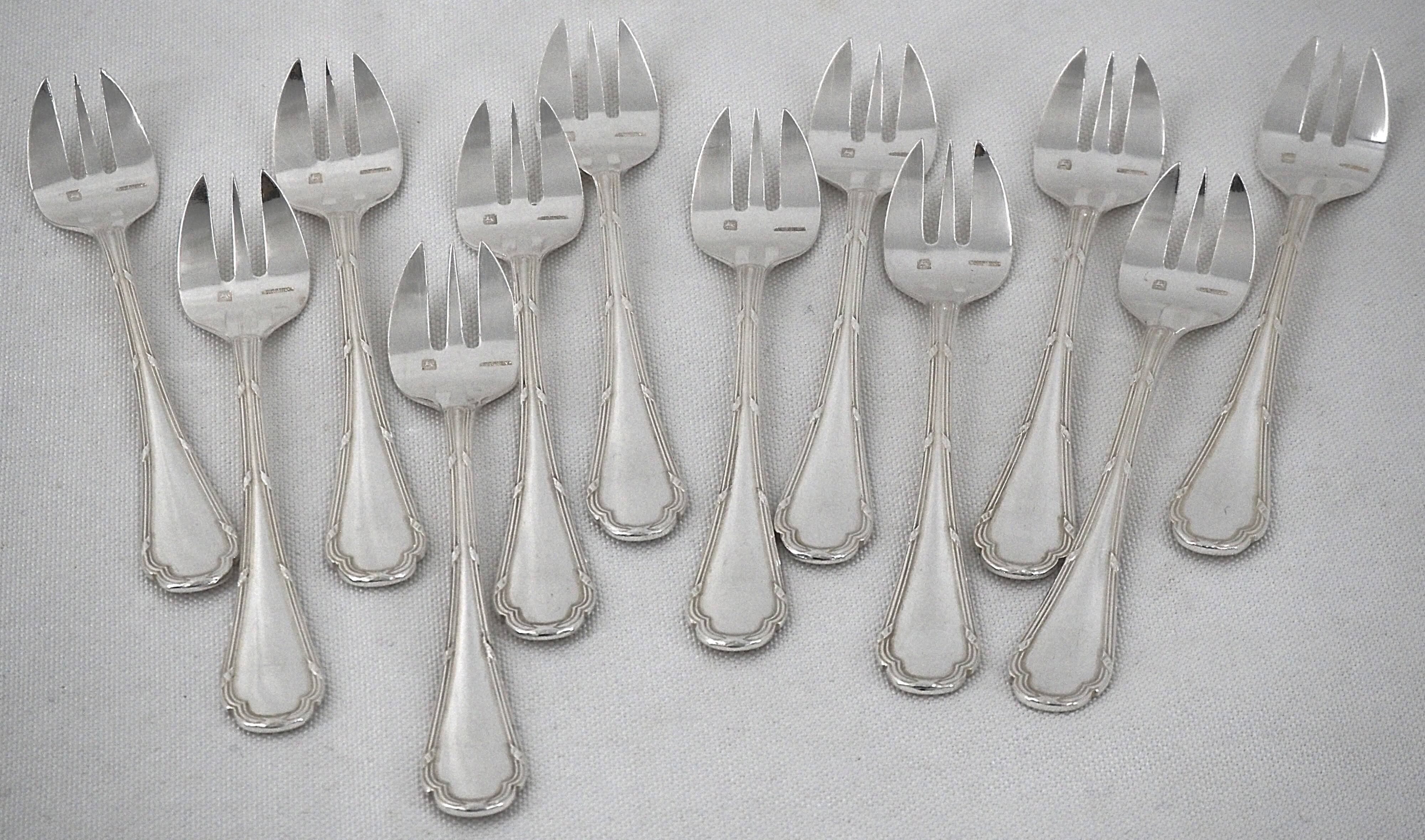Ercuis Trianon, Rubans, 12 silver-plated oyster forks, excellent condition.