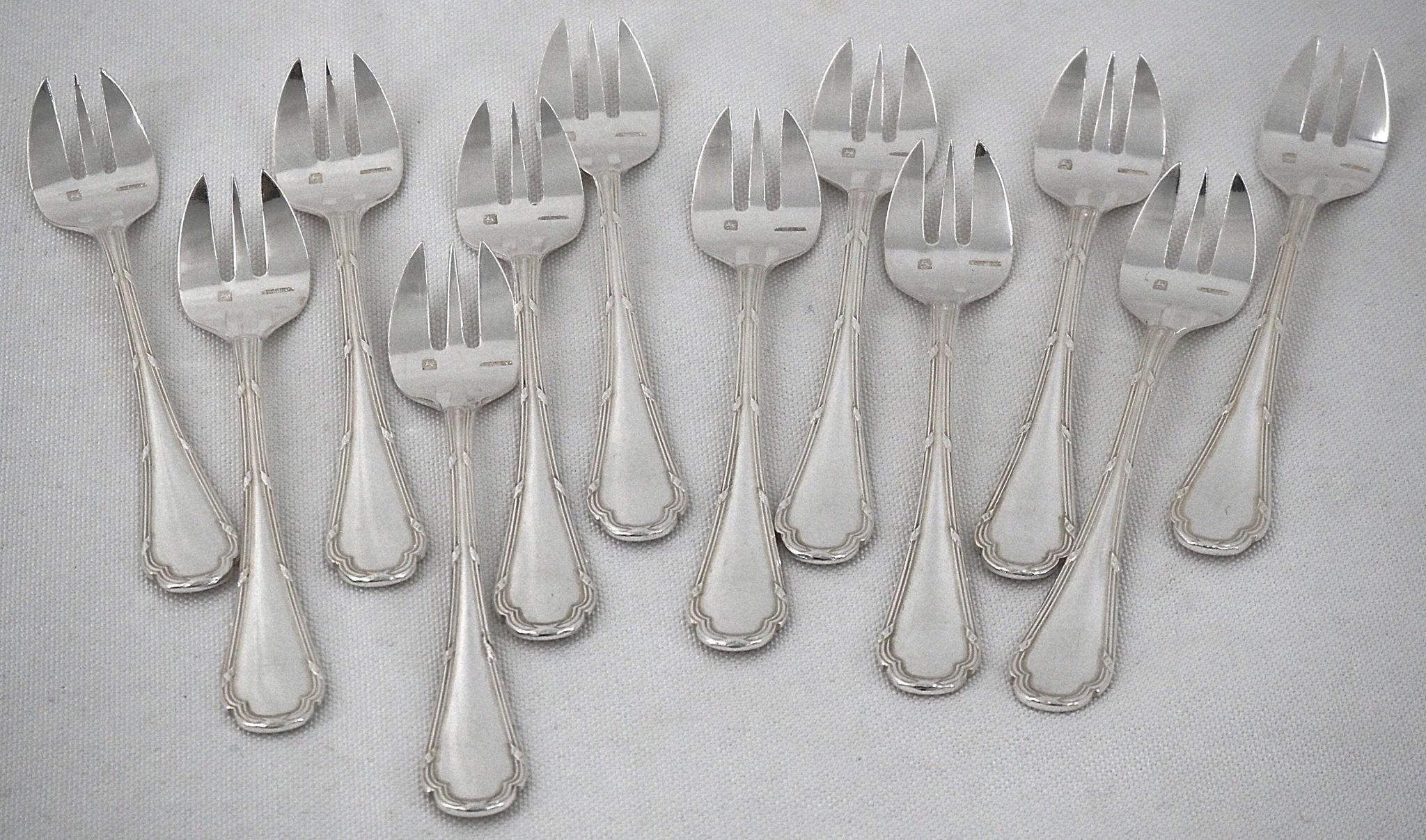 Ercuis Trianon, Rubans, 12 silver-plated oyster forks, excellent condition.