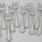 Ercuis Trianon, Rubans, 12 silver-plated oyster forks, excellent condition.