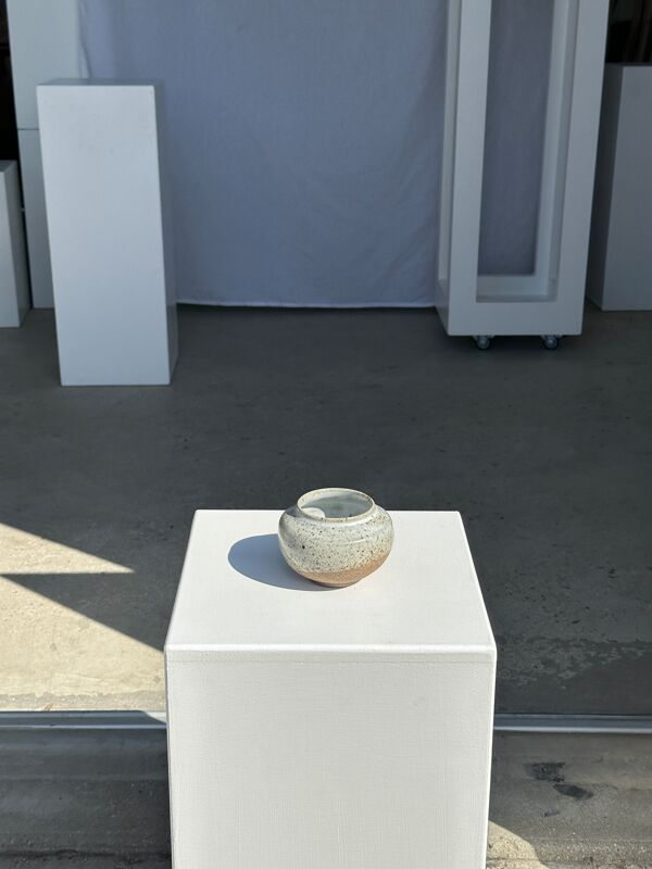 Petit vase blanc boule col resserré en céramique mouchetée glacée