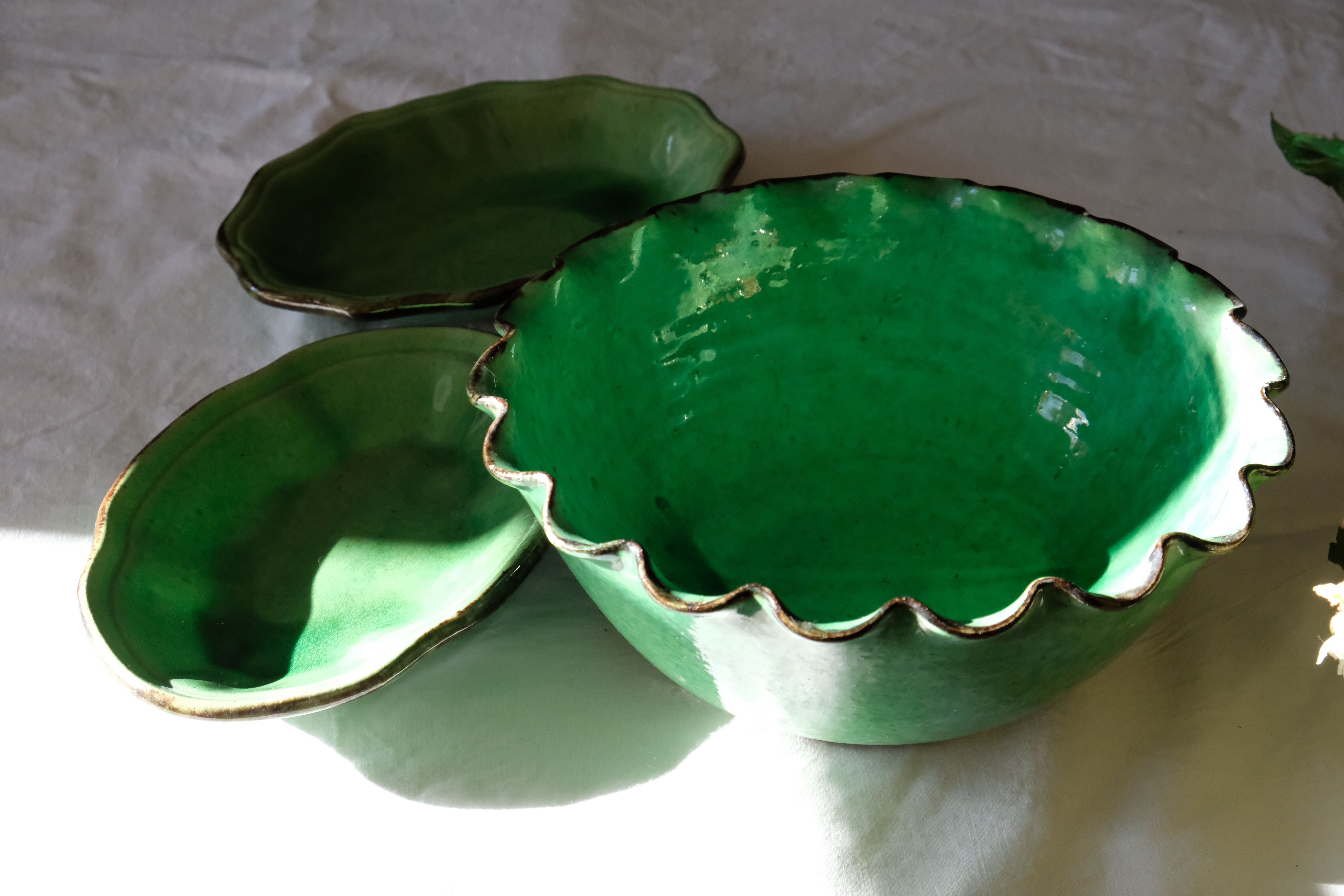 Ancient saladier varnished Provence