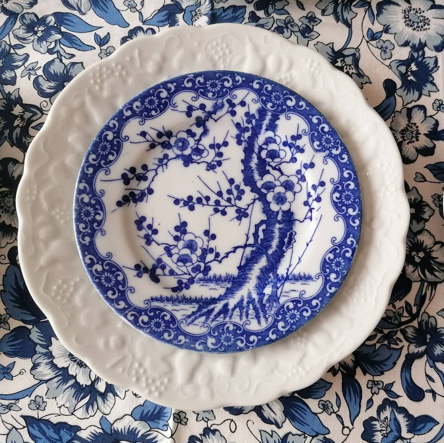 6 white and blue Japanese dessert plates