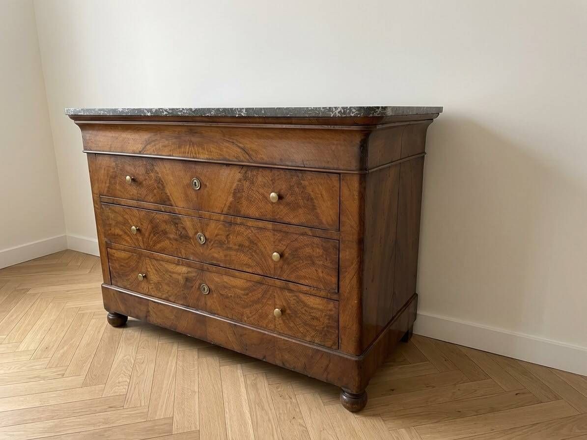 Commode ancienne en noyer avec plateau marbre