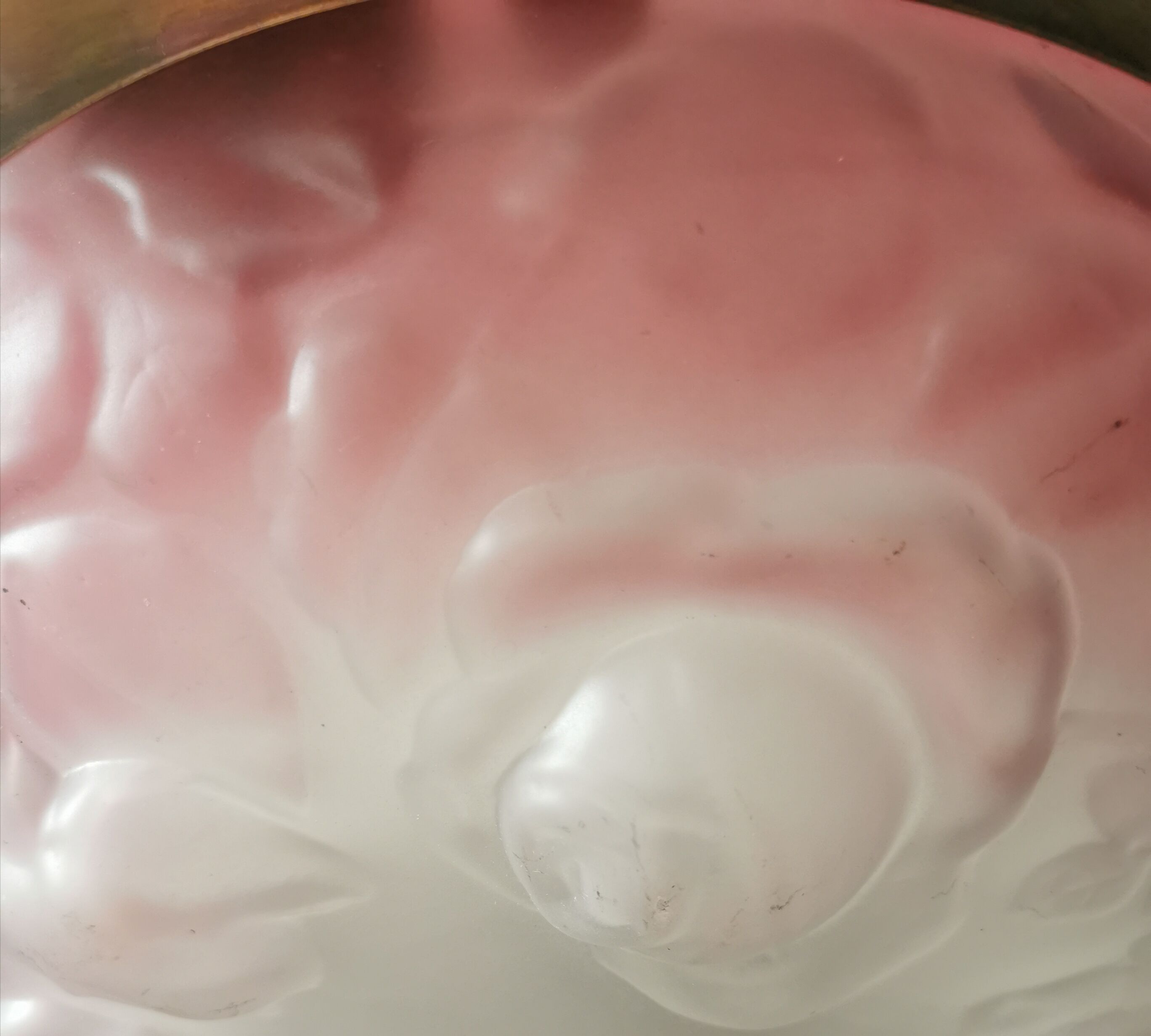 Suspension pink glass paste
