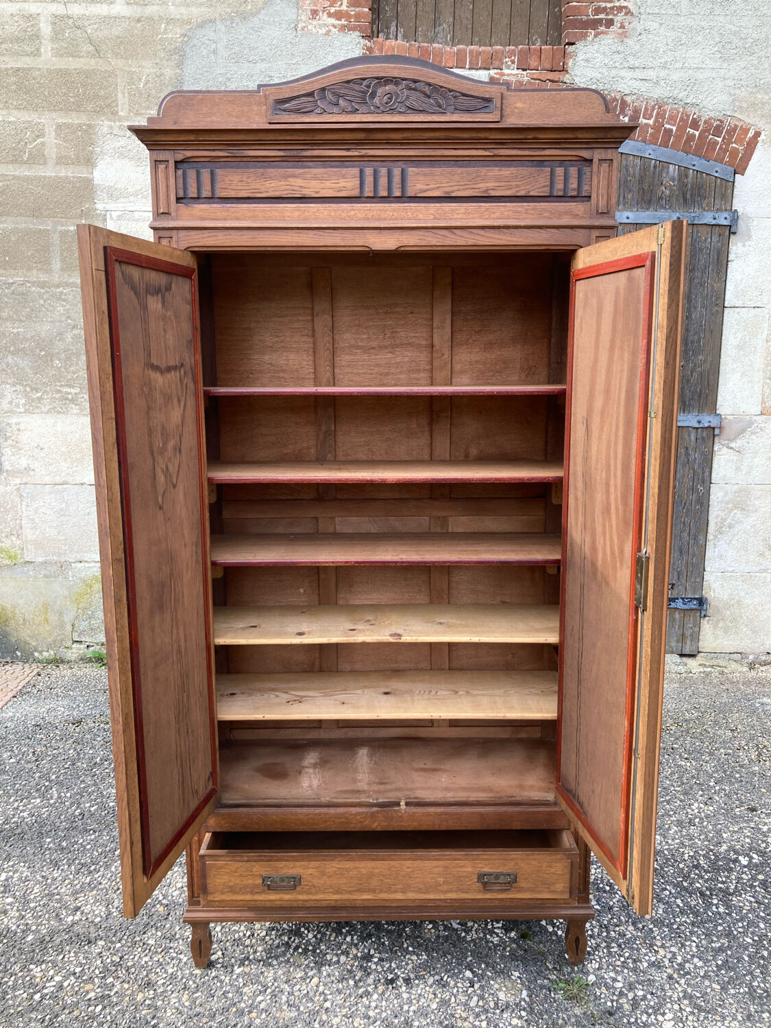 Parisian cabinet with shelves