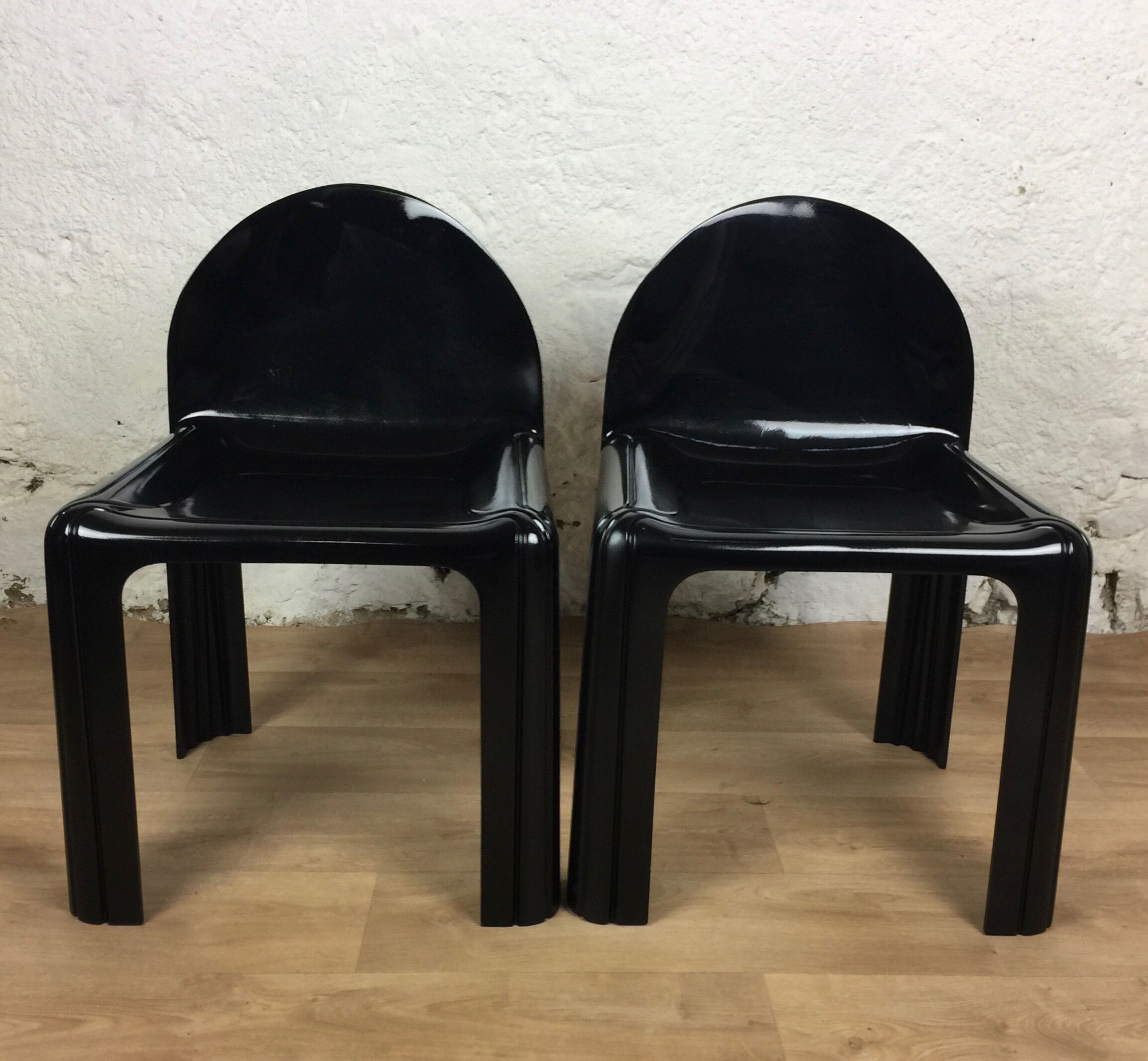 Pair of chairs n°4854 by Gae Aulenti
