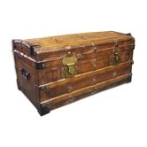 Superb trunk leather trunk dating from the end of the XIX century in its juice