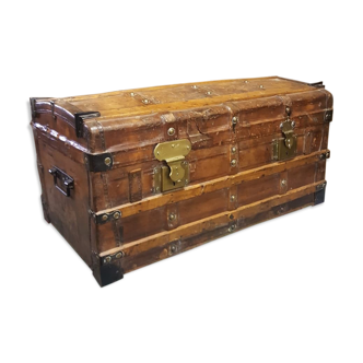 Superb trunk leather trunk dating from the end of the XIX century in its juice