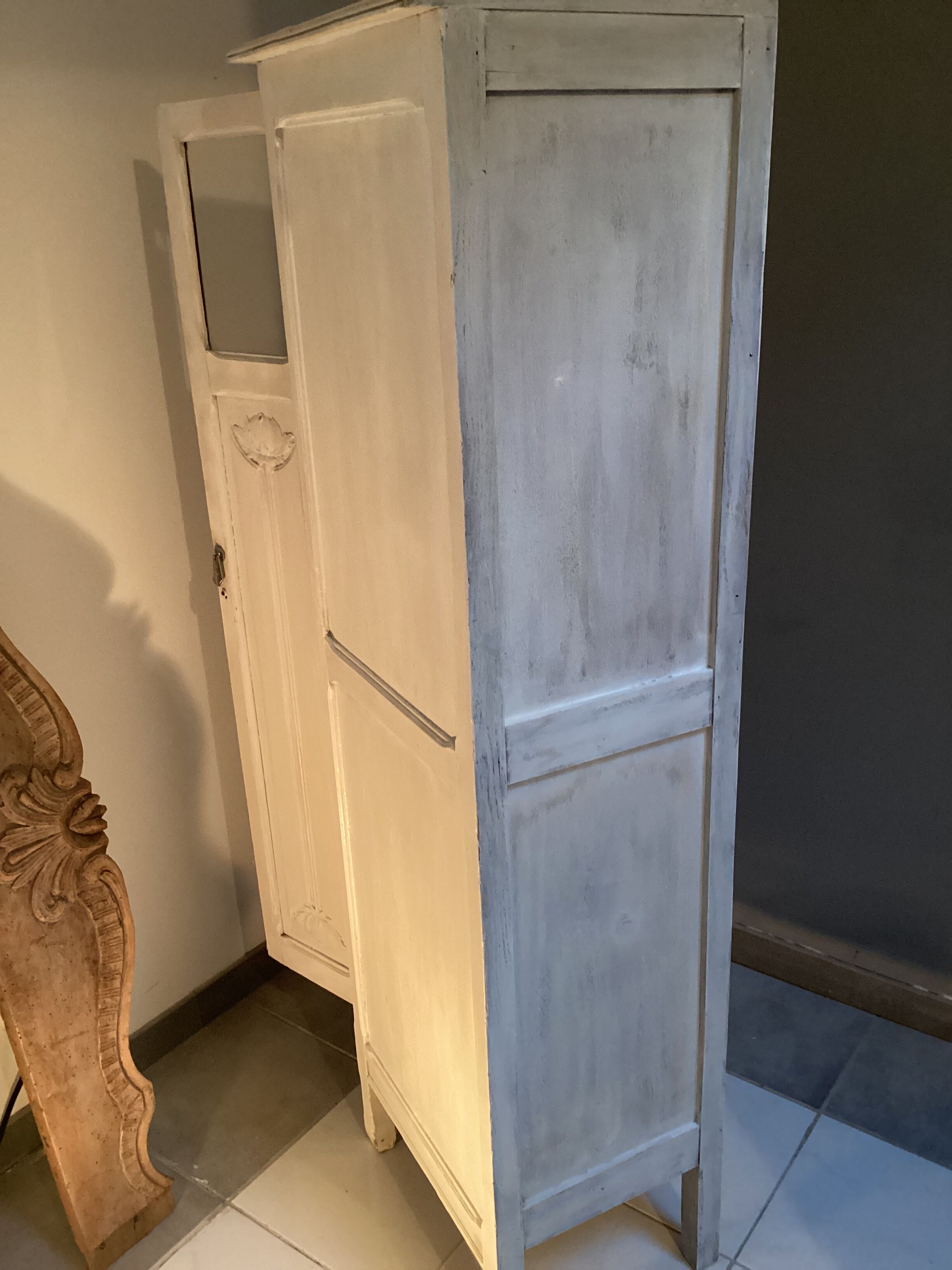 Ancienne armoire 1920-40 en bois motif florale