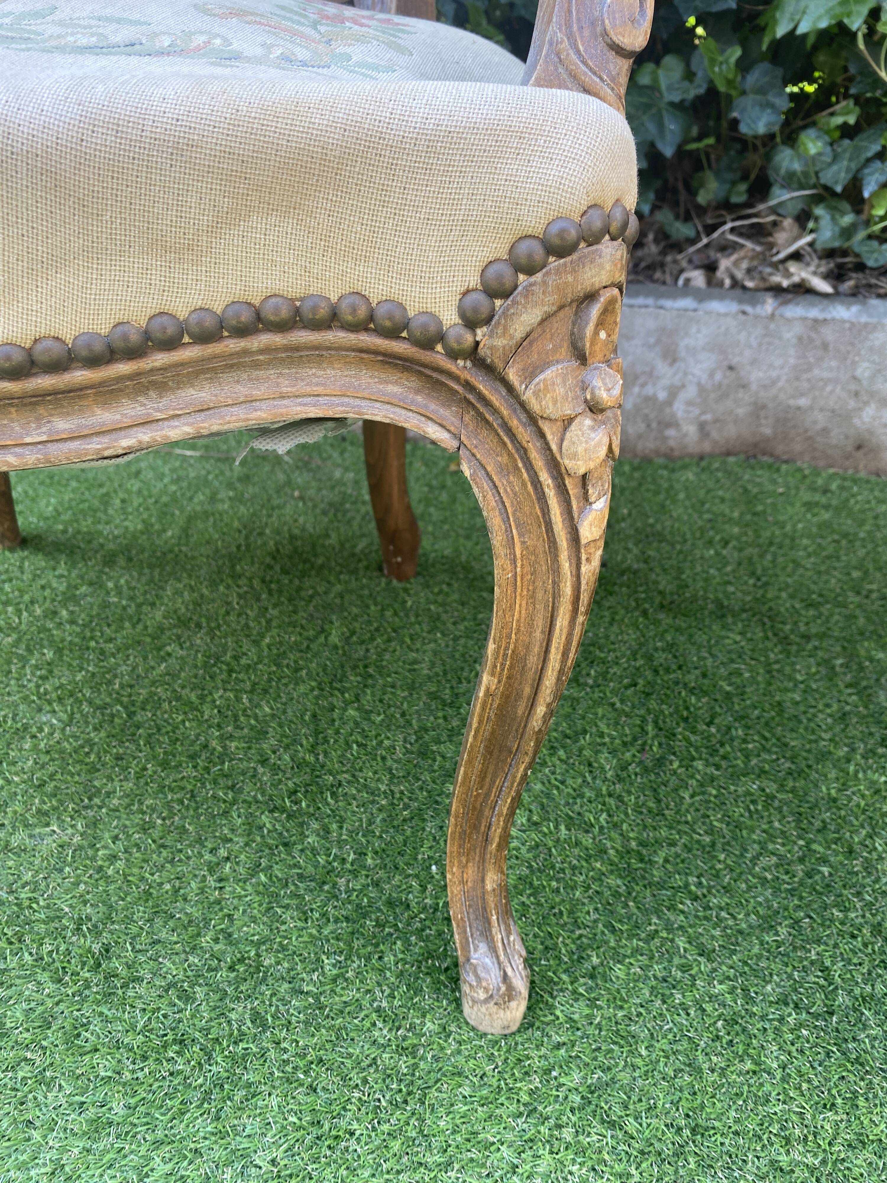 Basket bed and its two armchairs