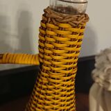Bouteille en verre et rotin tressé naturel et jaune