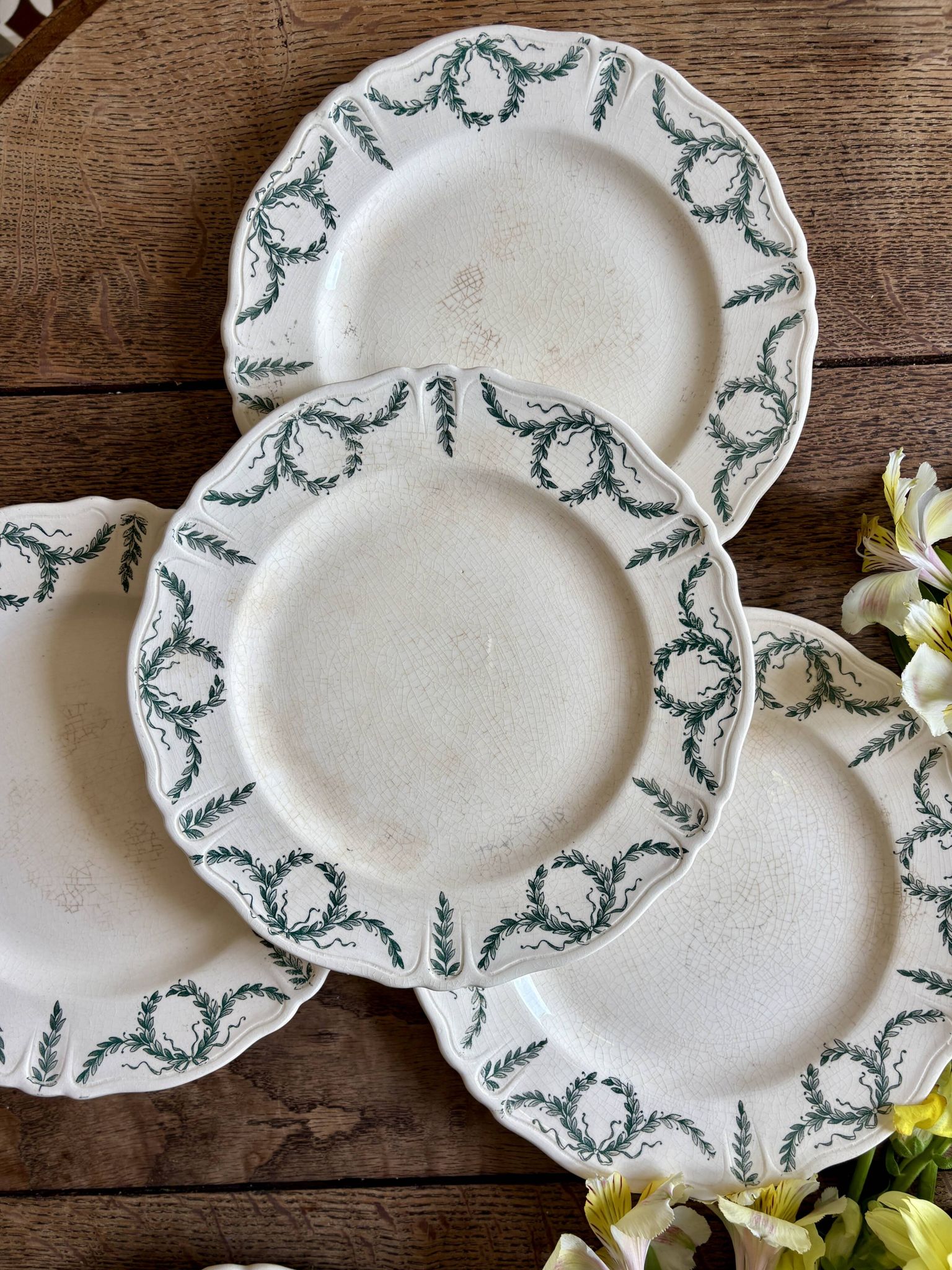 Superb set of 6 vintage dessert plates from the Longchamp factory.