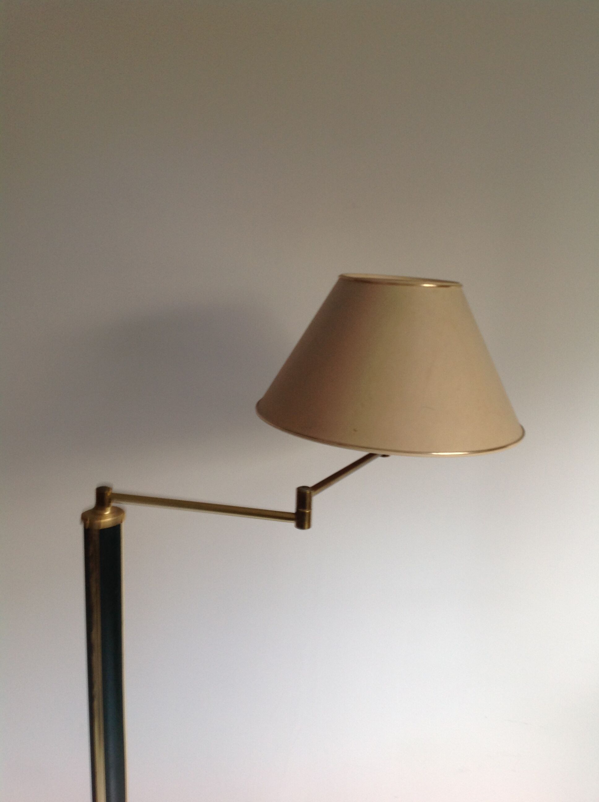 Floor lamp with articulated arm