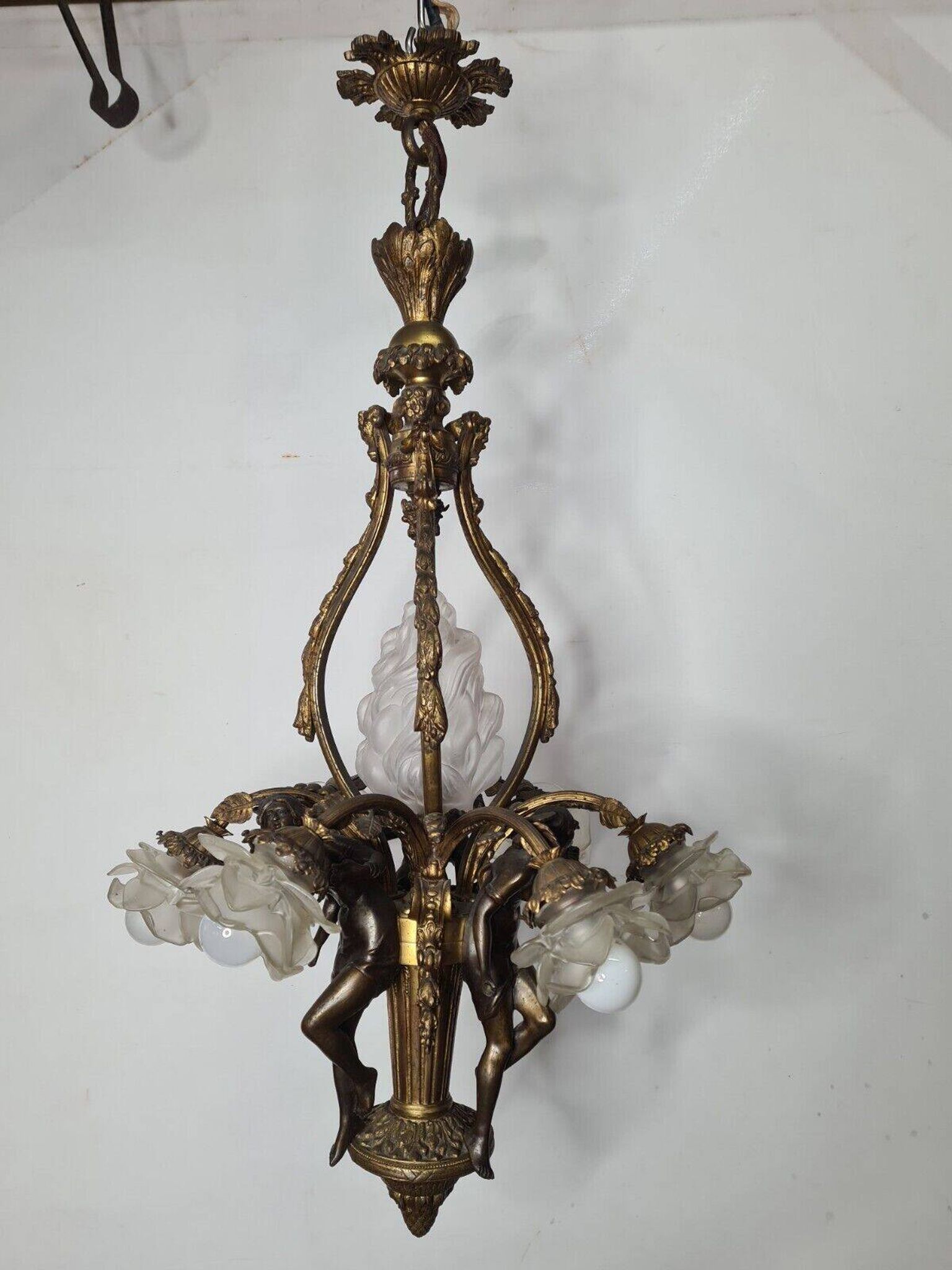 LOUIS XV style chandelier in gilded and patinated bronze with draped women