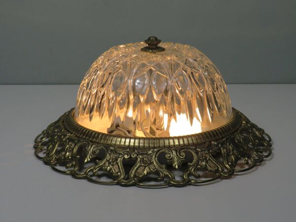 Plafonnier Hollywood Regency, verre taillé et bord doré ajouré.