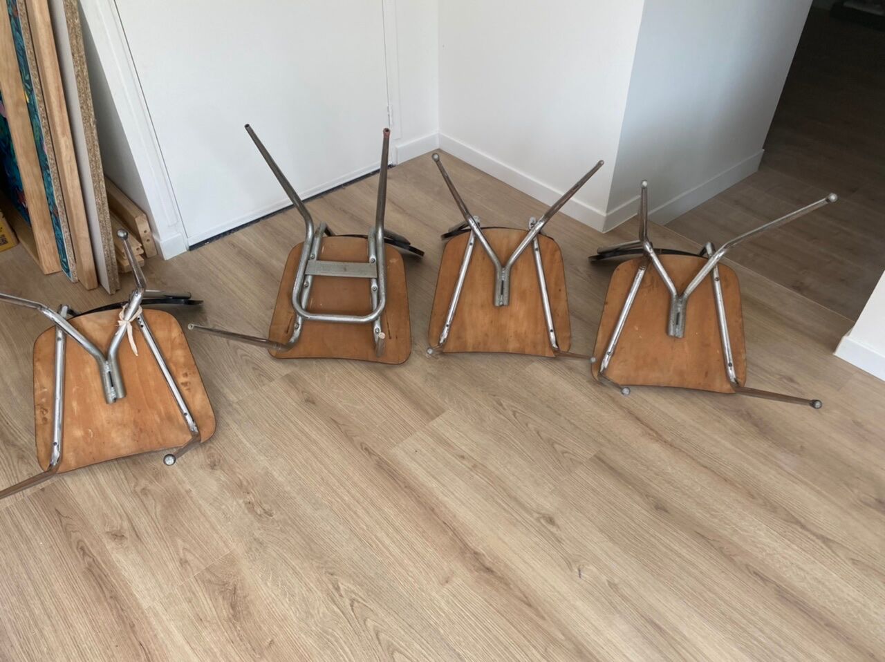 Extendable table + 4 marbled formica chairs