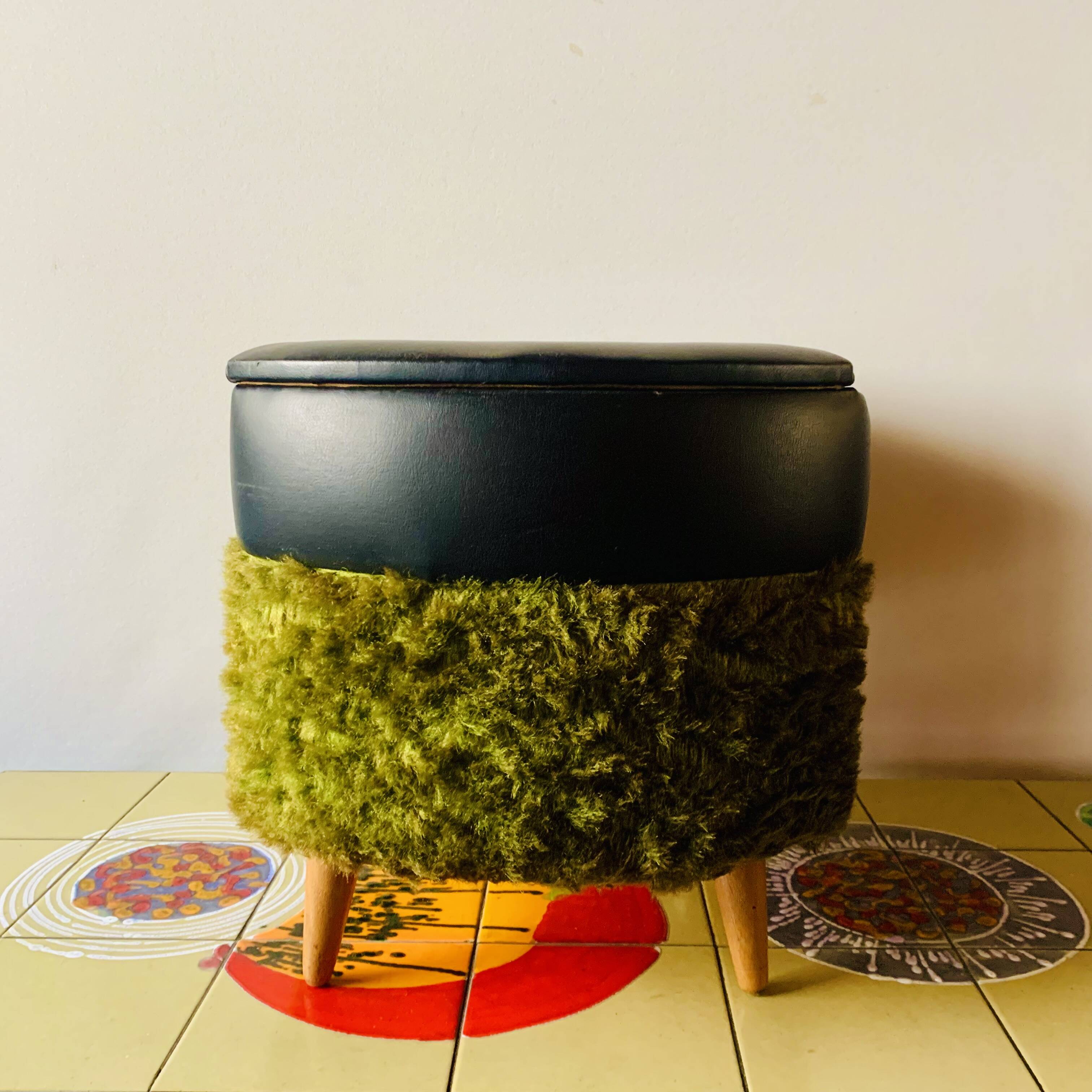 Vintage moumoute chest pouf