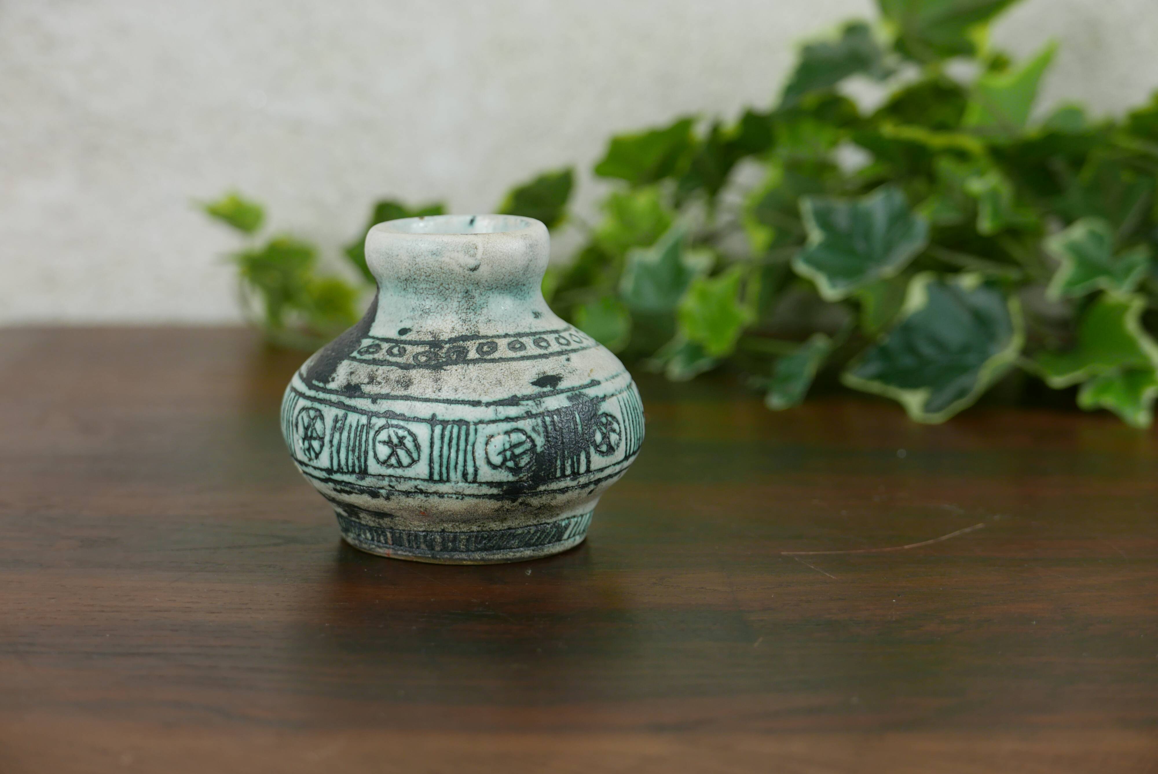 Petit vase signé Jacques Blin.