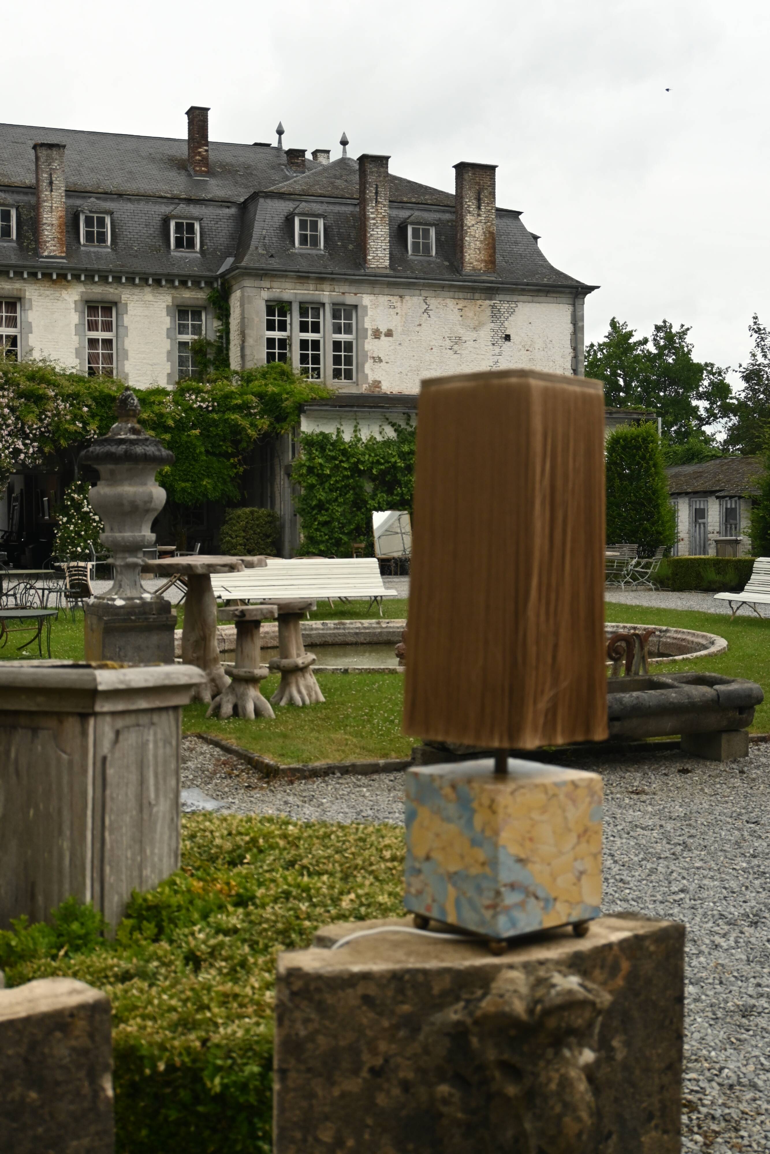 Base stuck blue beige marble-plaster, fringed lampshade Houles, 21st century.