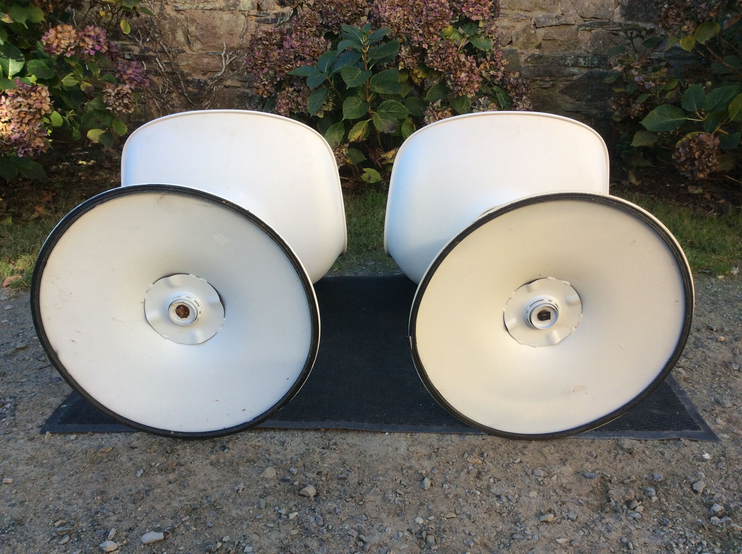 Vintage chair with tulip base in white lacquered metal pvc back and seat in orange Skaï.