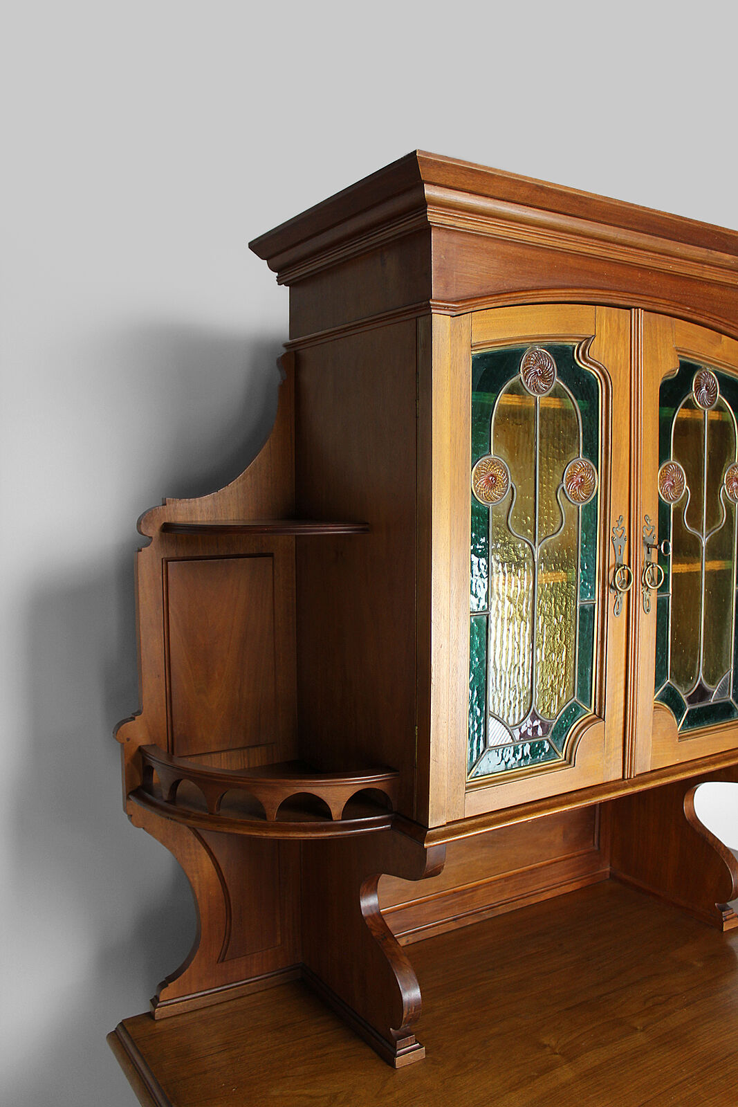 Buffet Art Nouveau en acajou sculpté et vitraux, vers 1900