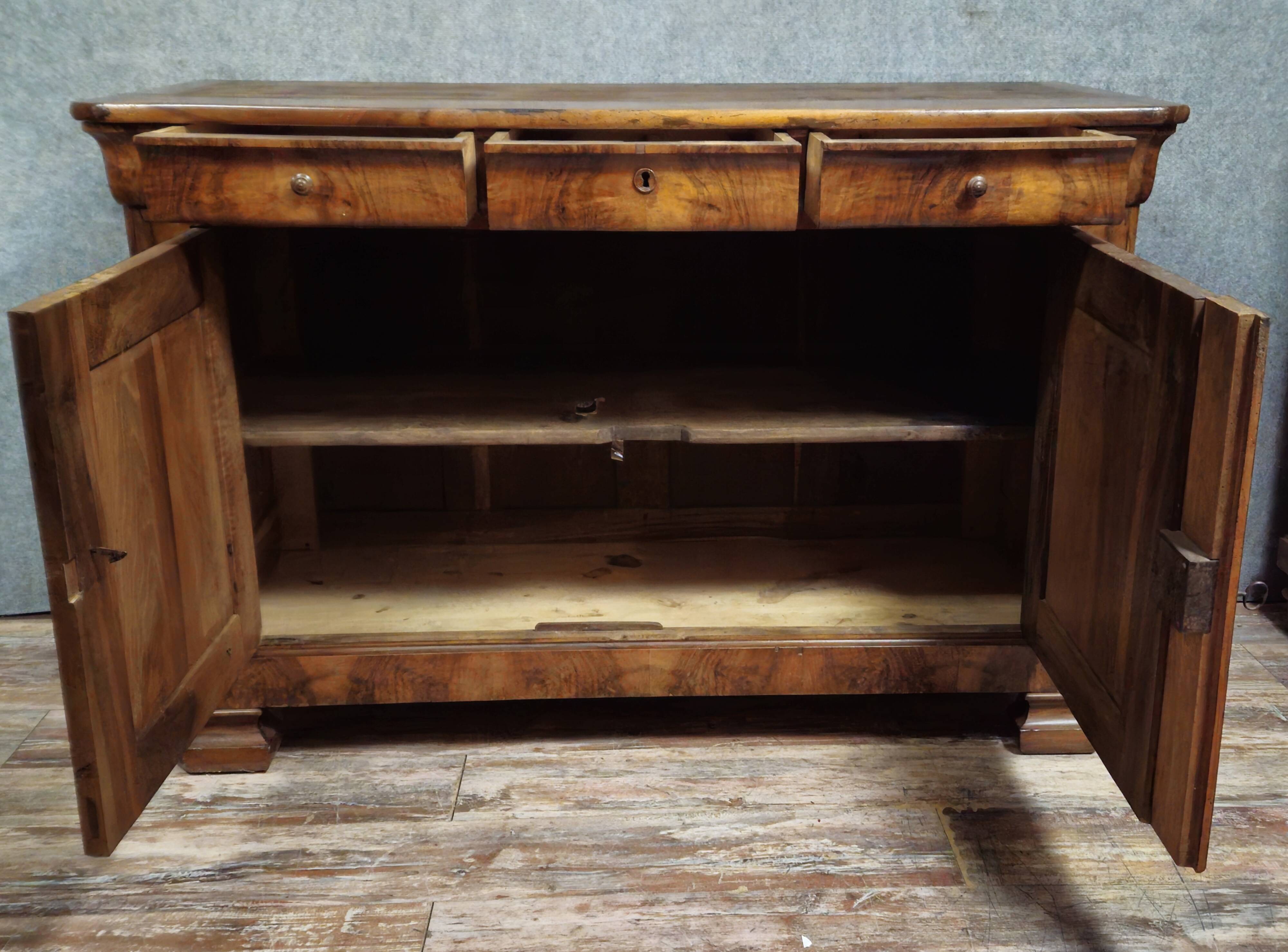 Buffet ancien époque Louis Philippe en noyer, XIXᵉ siècle