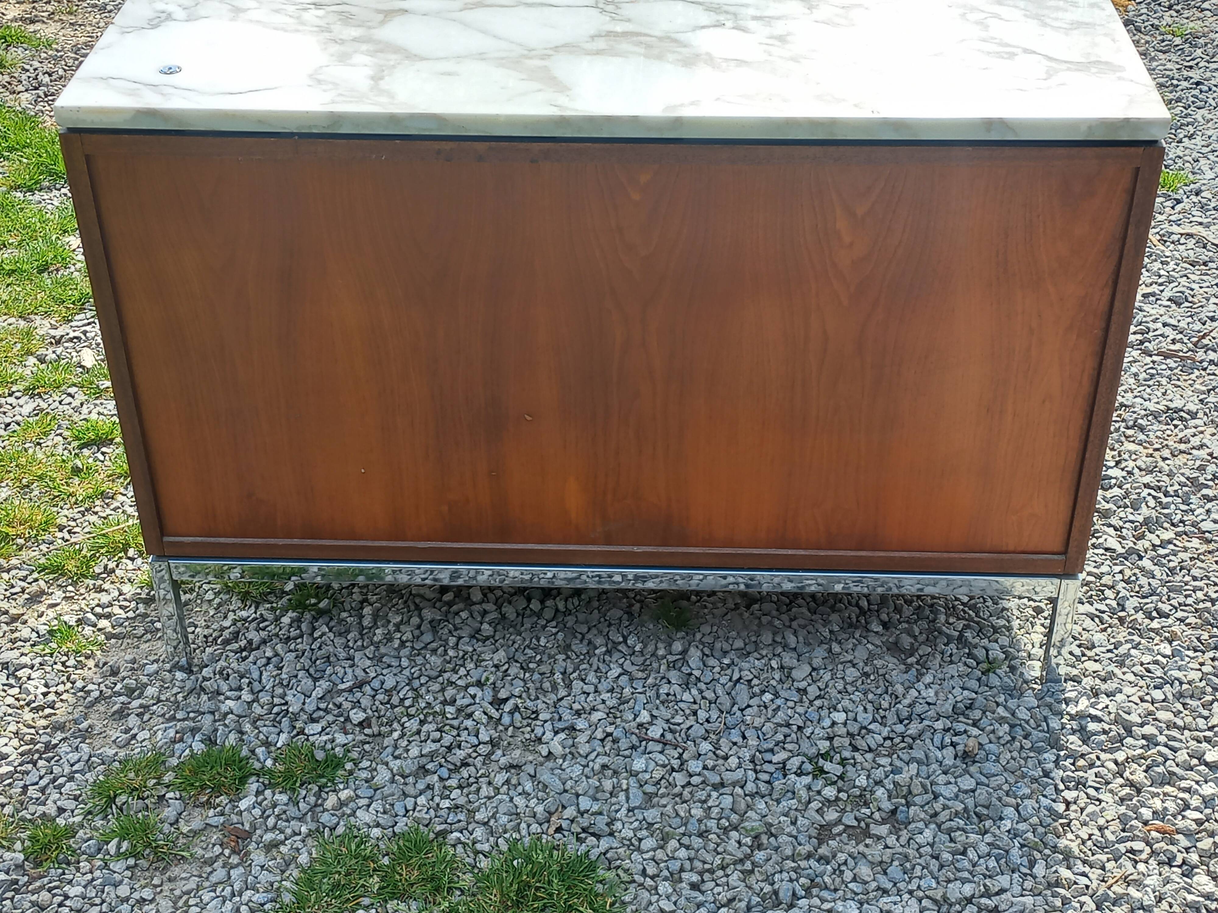 Florence Knoll buffet in wood and marble with chrome legs from the 1970s.