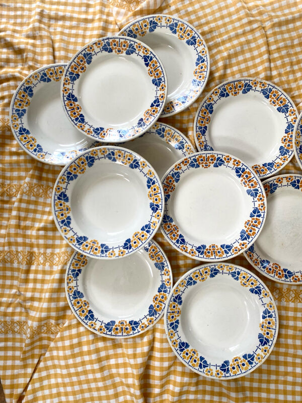 Assiettes en faïence ancienne