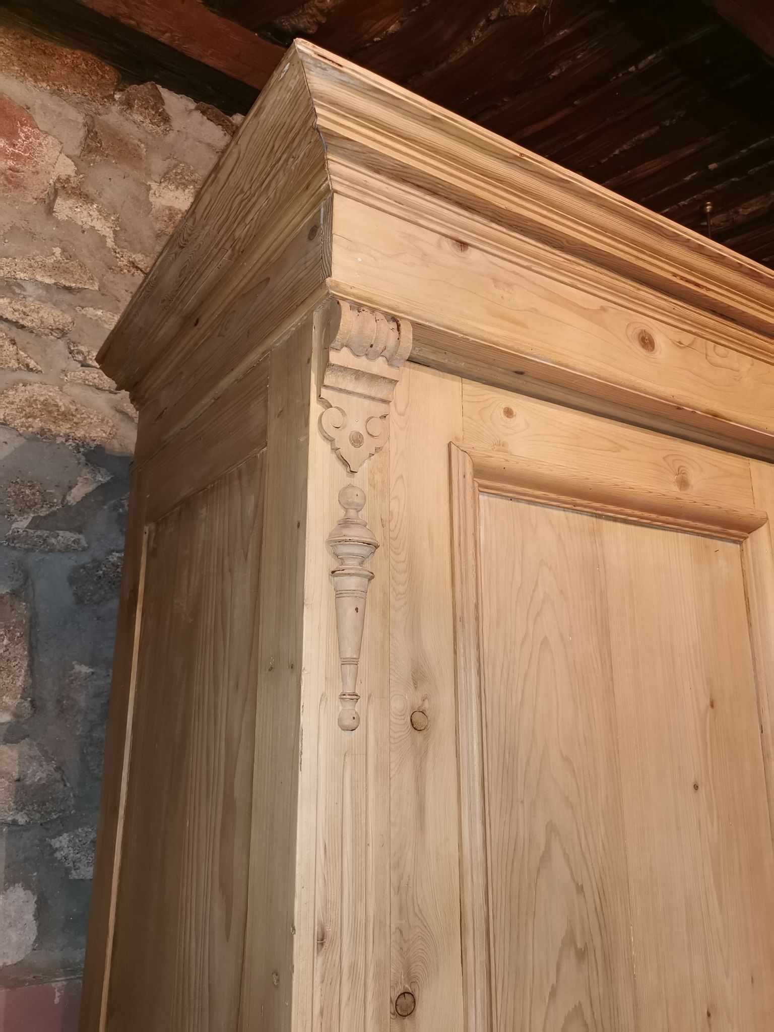 Wardrobe in solid pines