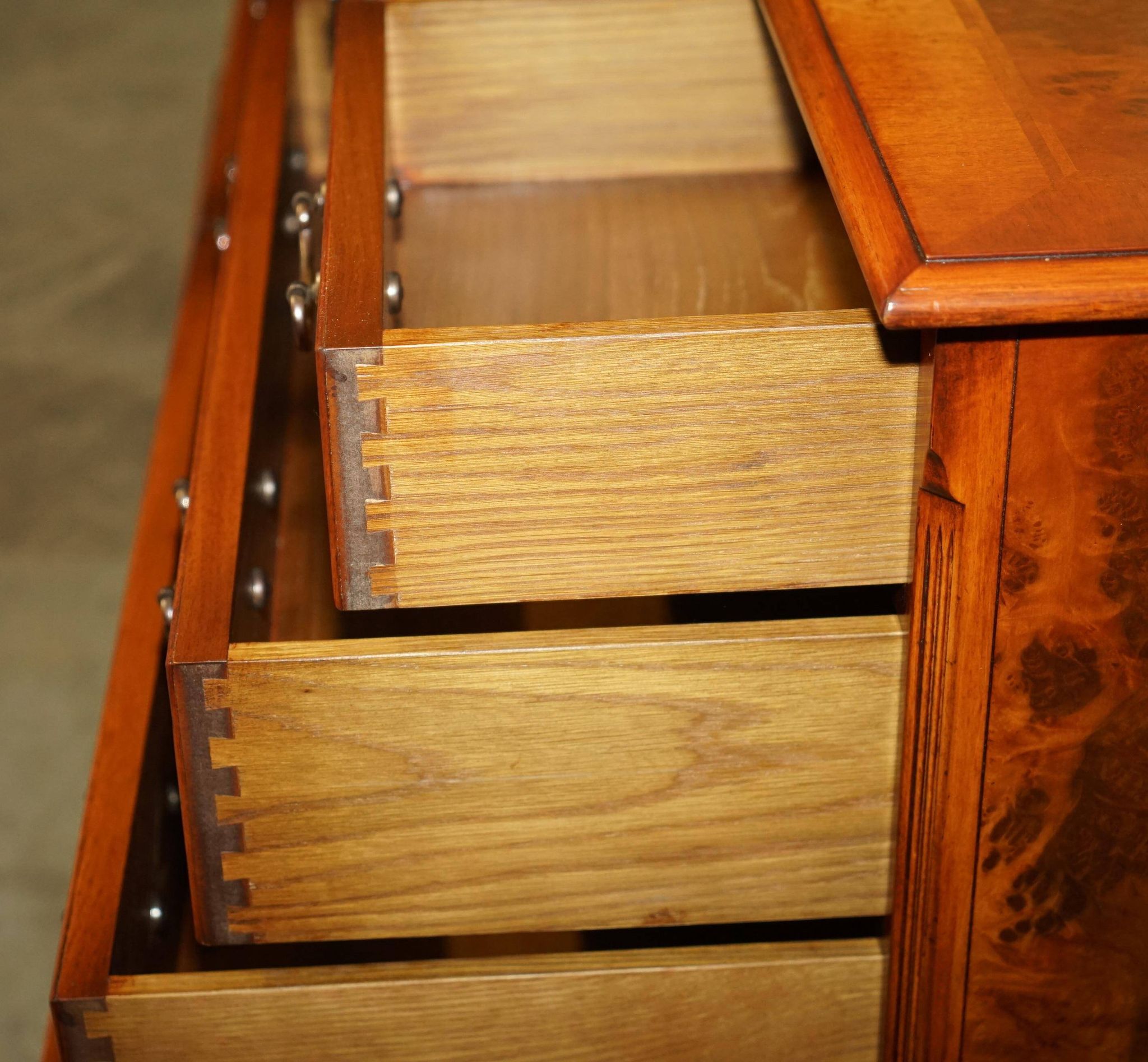 Buffet en noyer Burr & Burl avec patine