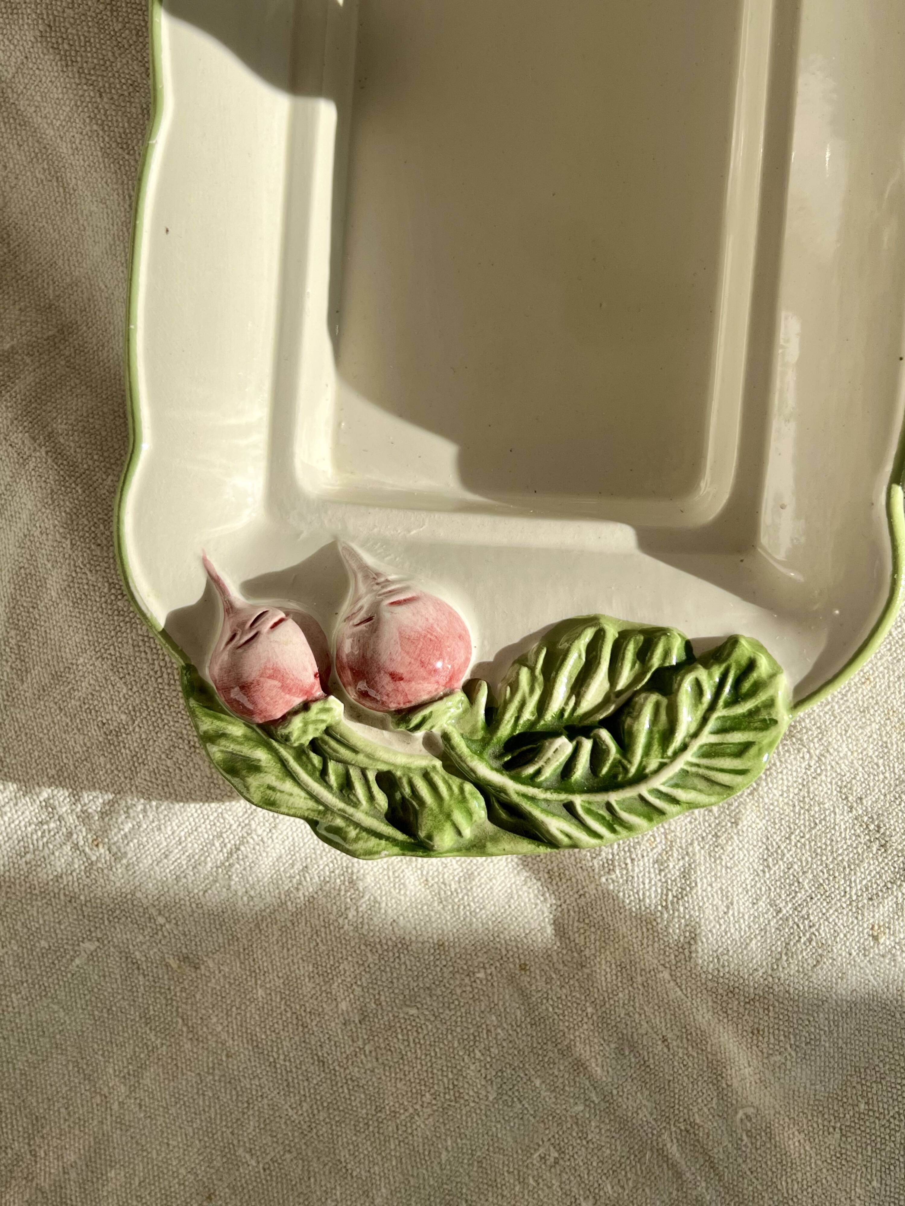 Beurrier vintage faïence peinte à la main et motifs barbotine roses et radis signé FG