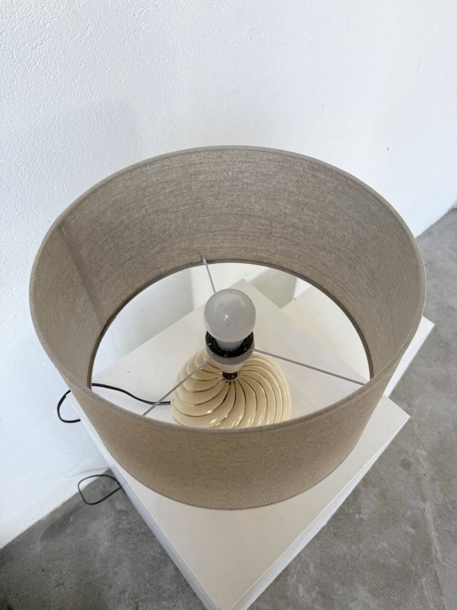 Lampe de table sphérique céramique ivoire et or Barbi
