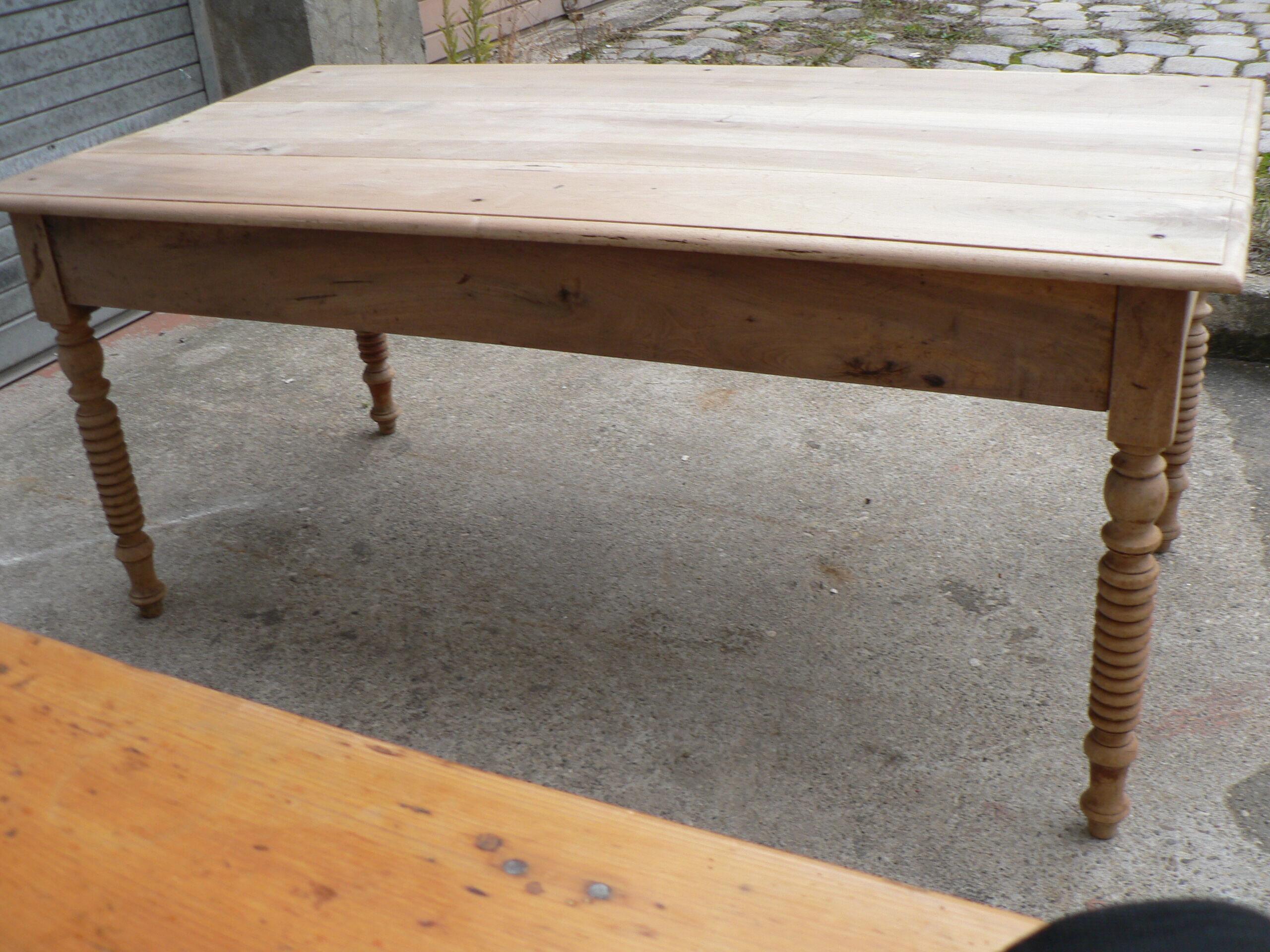Table de ferme en noyer massif