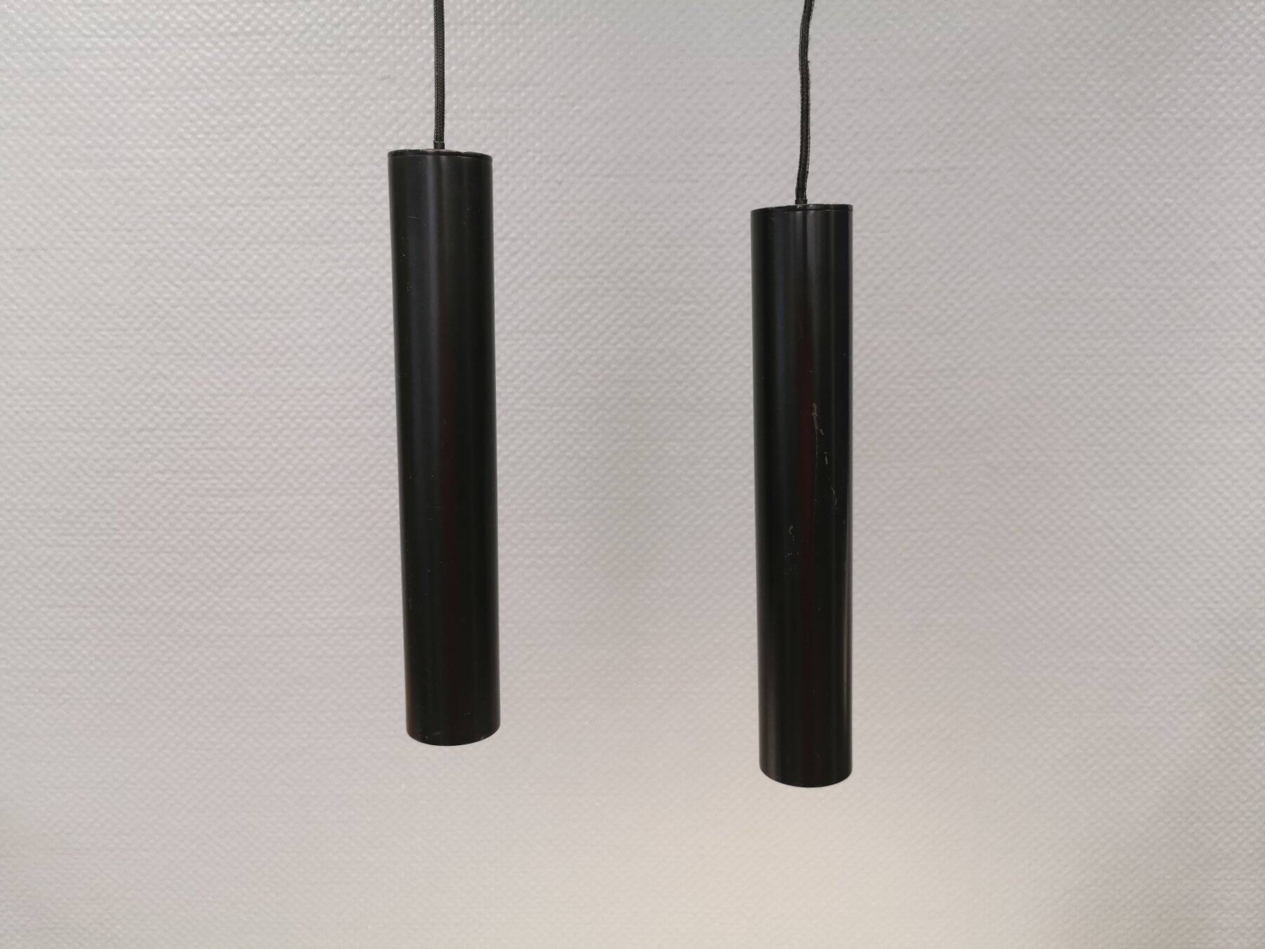 Deux suspensions de forme cylindrique en laque noire