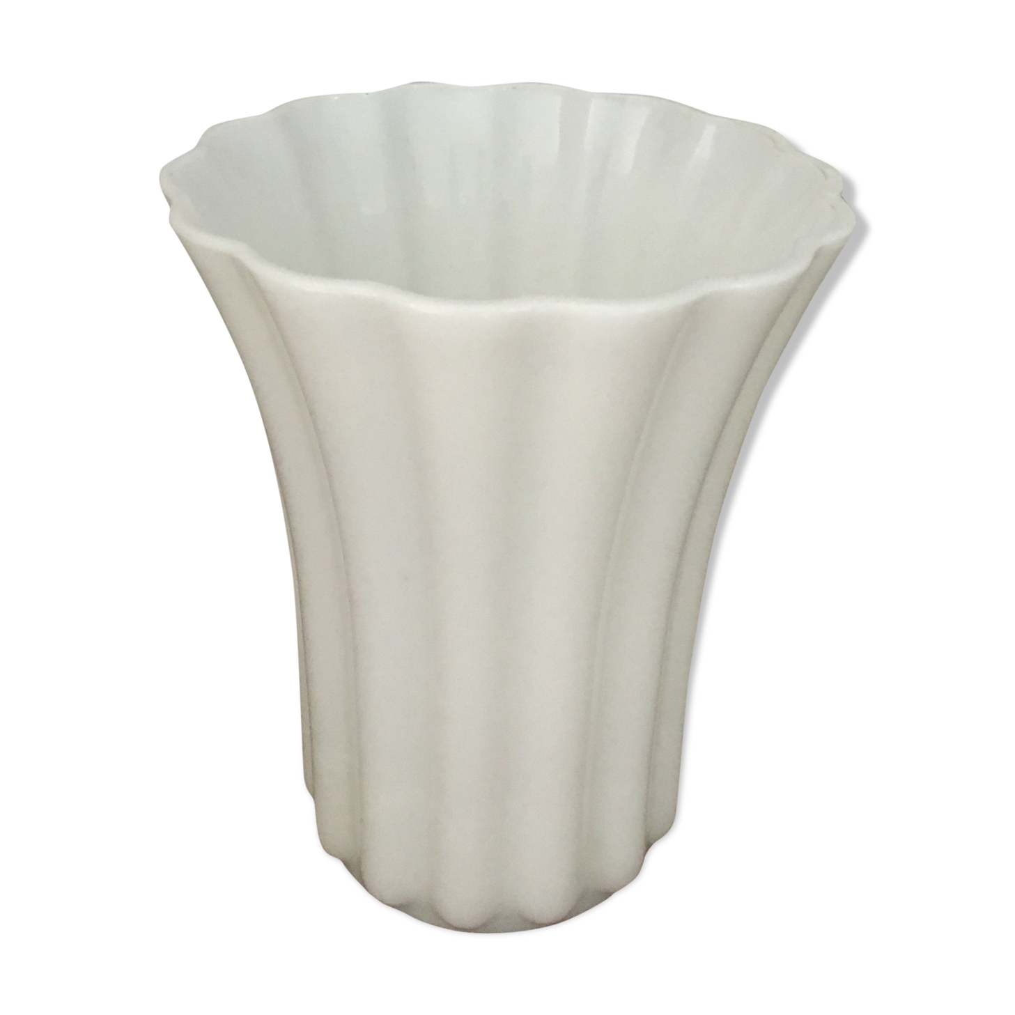 Art deco vase in white opaline