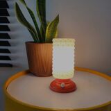 Vintage tafellamp met oranje kunststof voet en glazen kapje uit de jaren 60