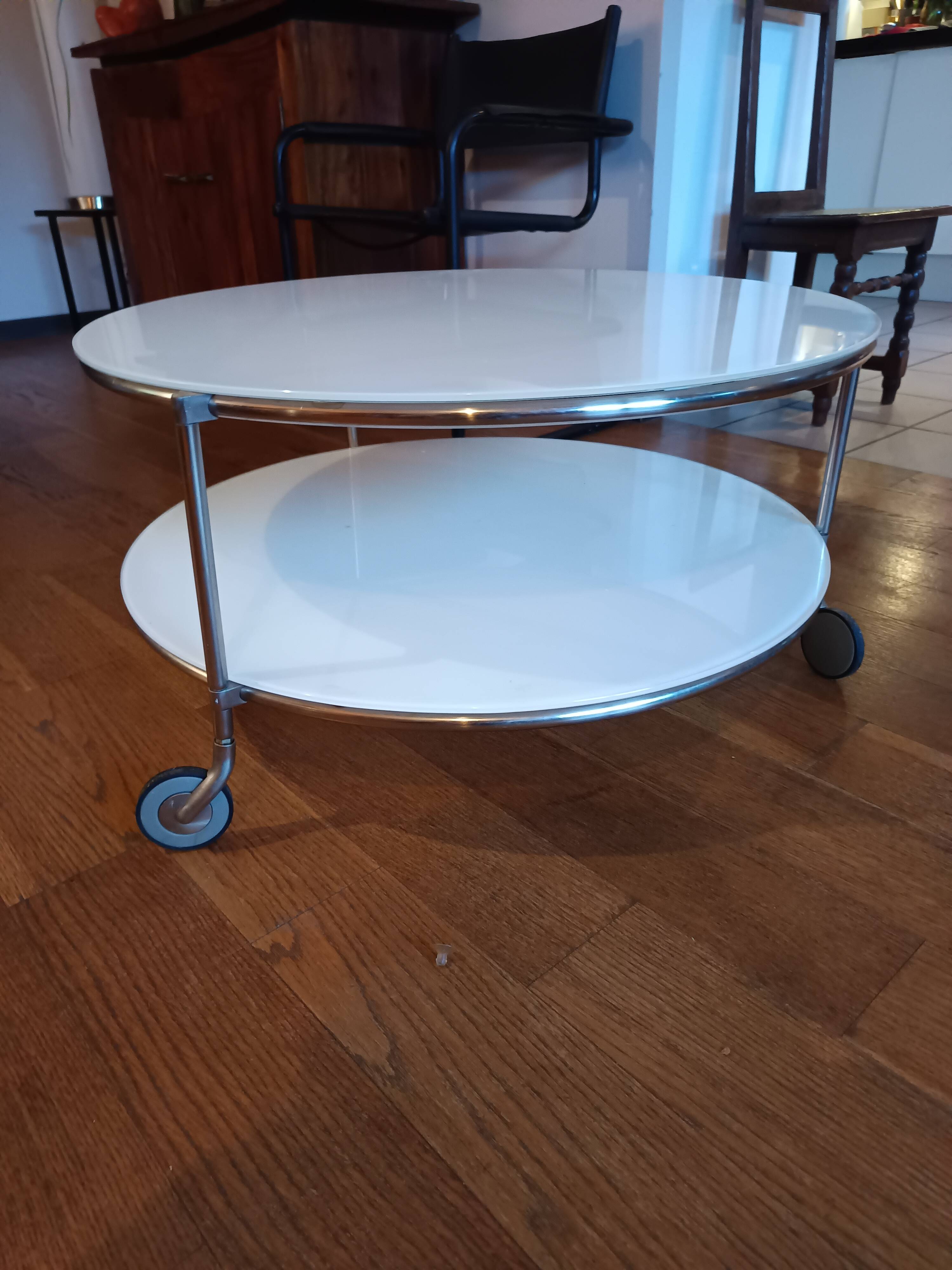 Table basse STRIND par Ehlen Johansson pour IKEA, verre opalin et chrome