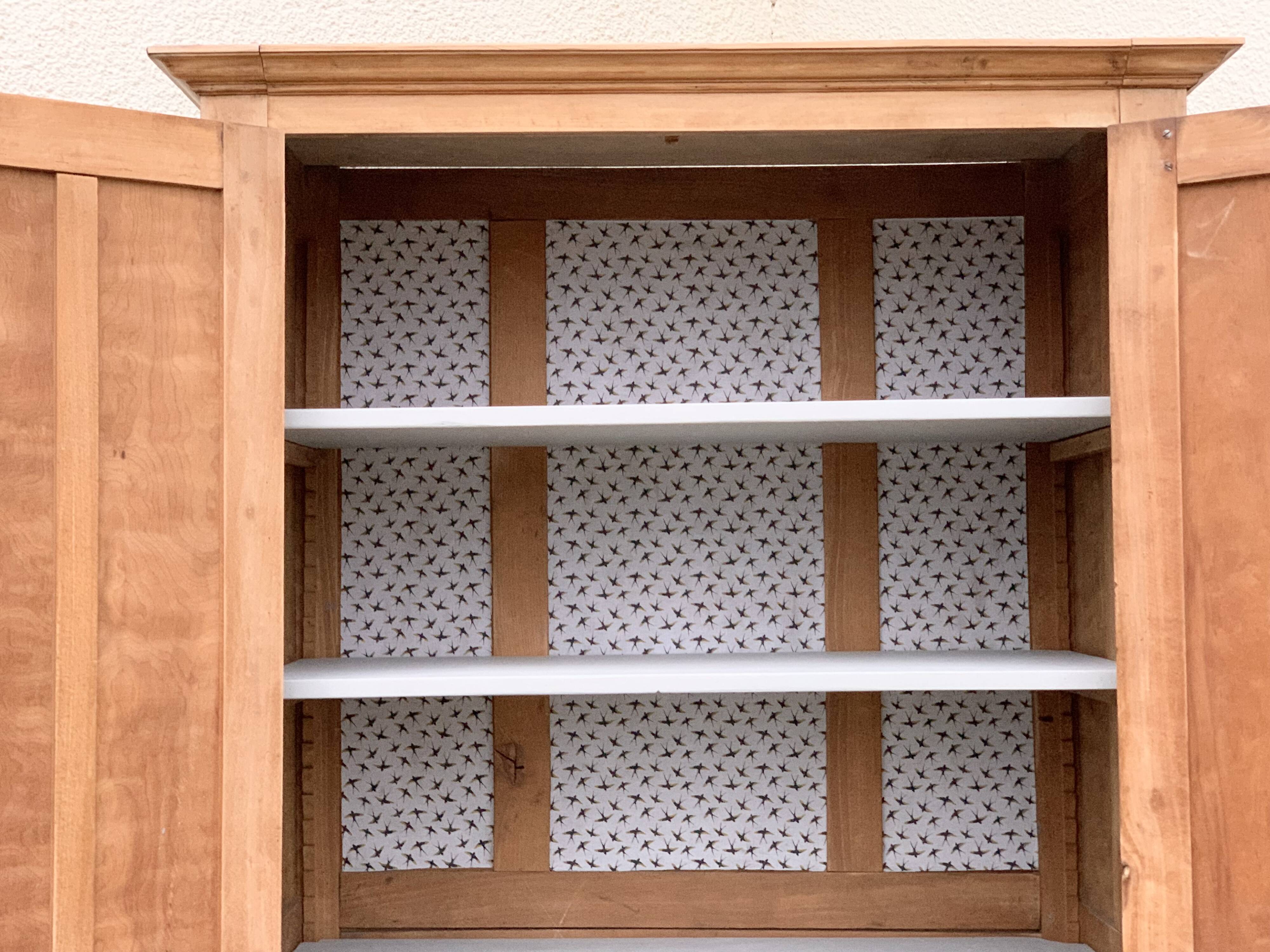 Armoire parisienne panneautée en bois brut, 1930