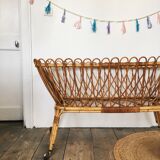 Lit bébé vintage en rotin