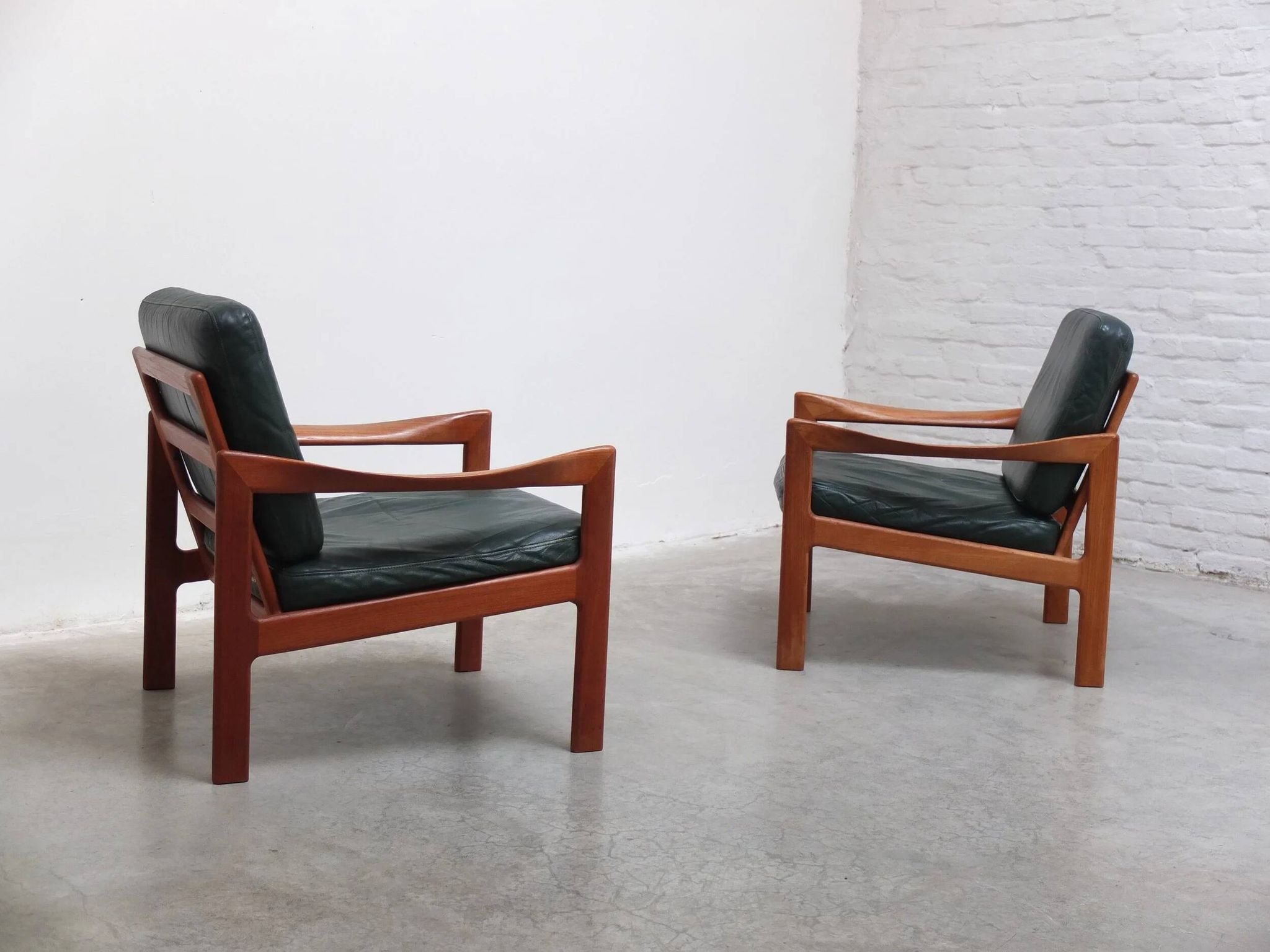 Paire de fauteuils danois par Illum Wikkelsø pour Niels Eilersen, années 1960.