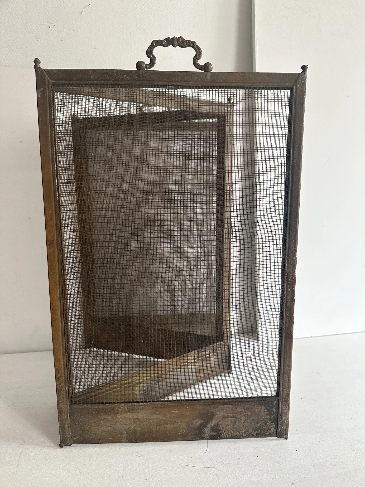 Antique brass and iron mesh spark guard with 4 panels – Early 20th century