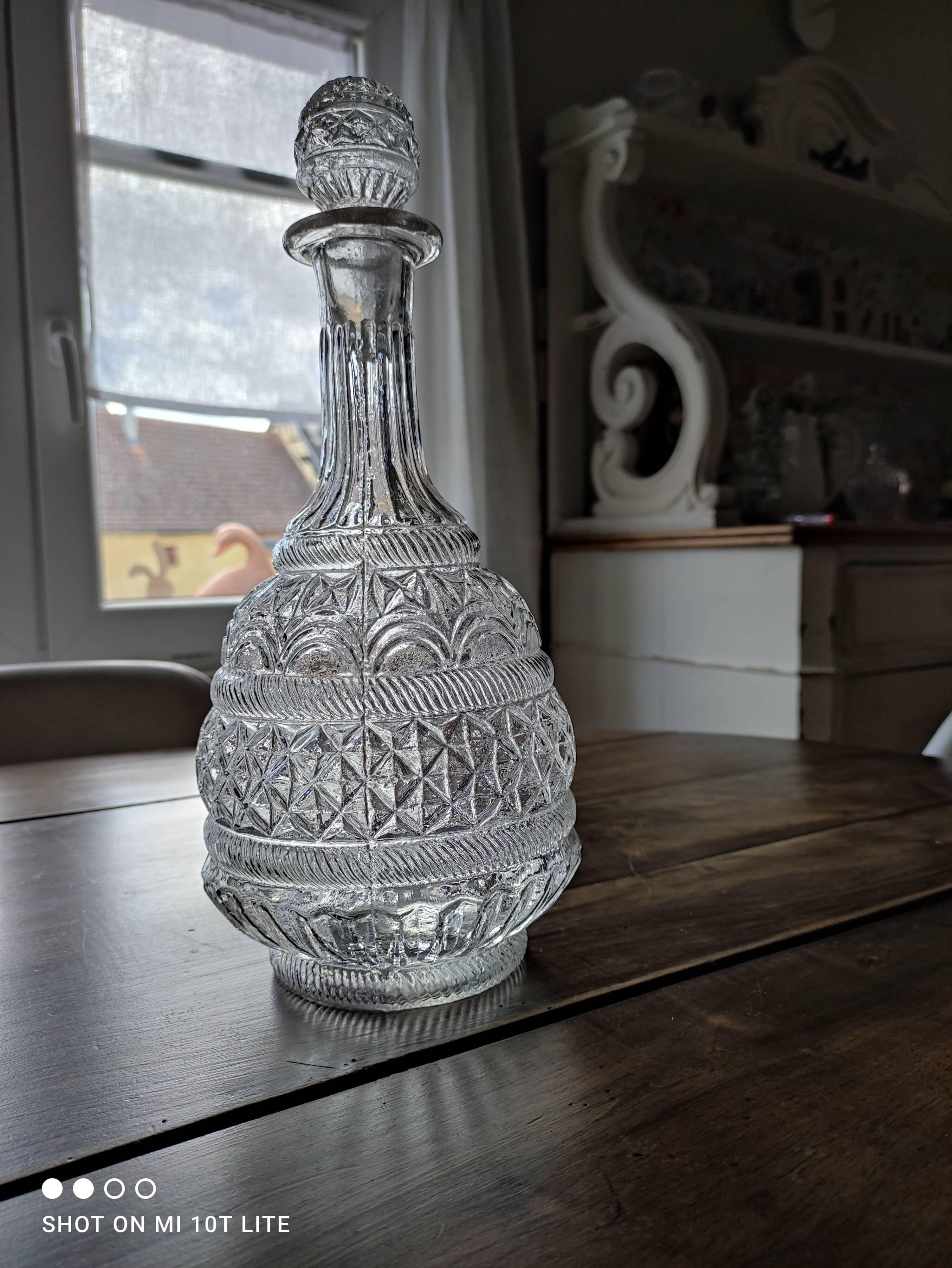 Round molded glass decanter with cap