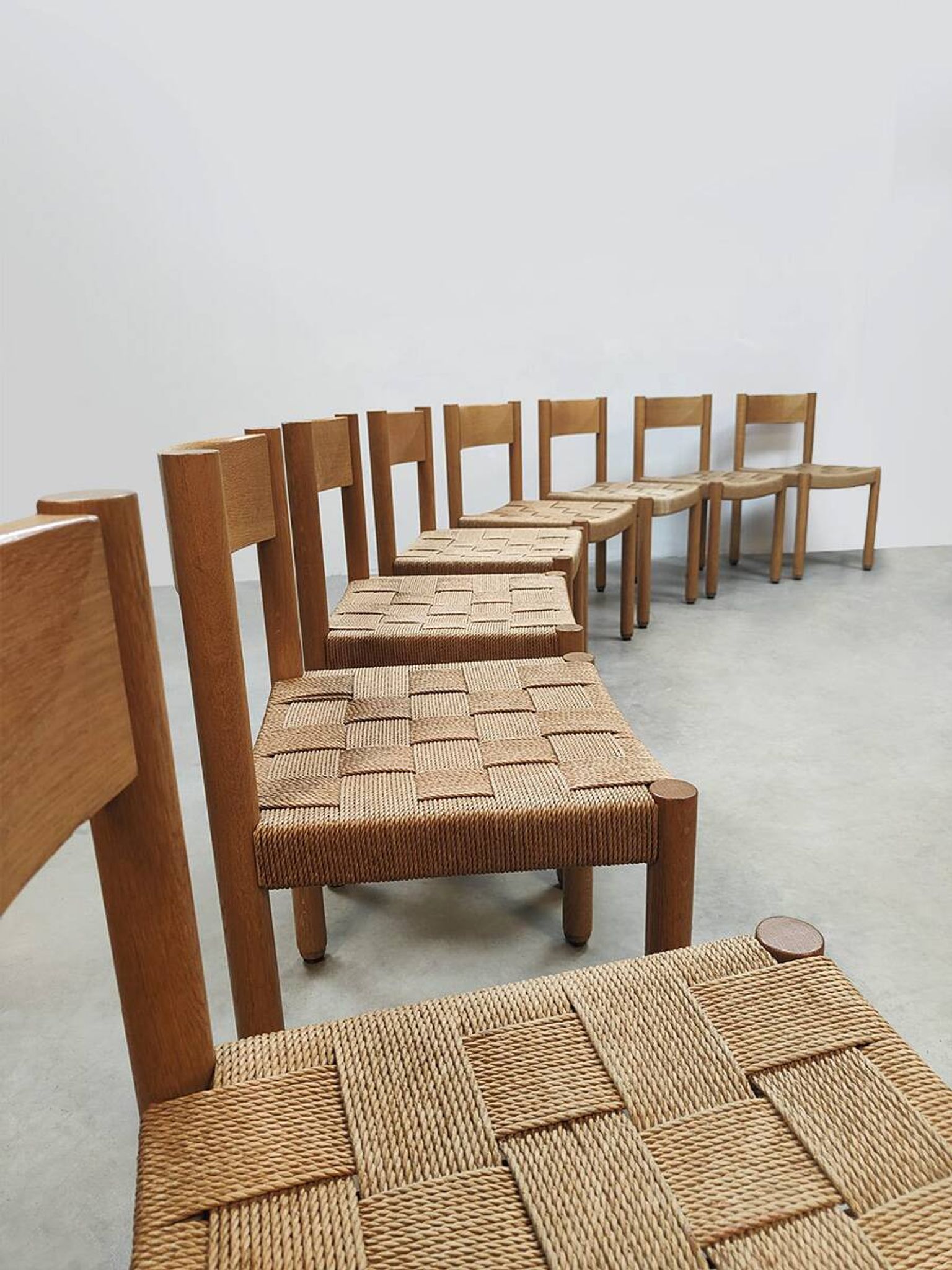 8 chaises vintage en corde et chêne
