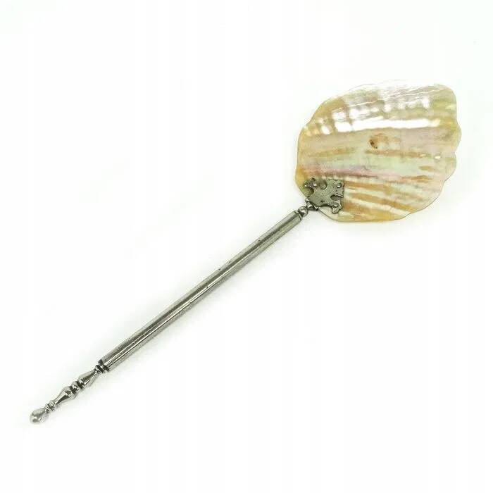 K9X caviar scoop made of mother-of-pearl