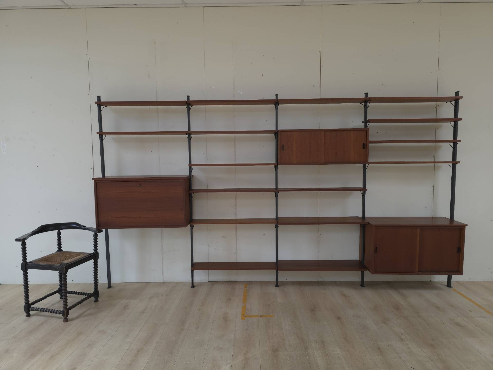 Système mural Olof Pira avec bureau, étagères et placards pour Plan Mobel