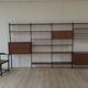 Système mural Olof Pira avec bureau, étagères et placards pour Plan Mobel
