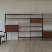 Système mural Olof Pira avec bureau, étagères et placards pour Plan Mobel