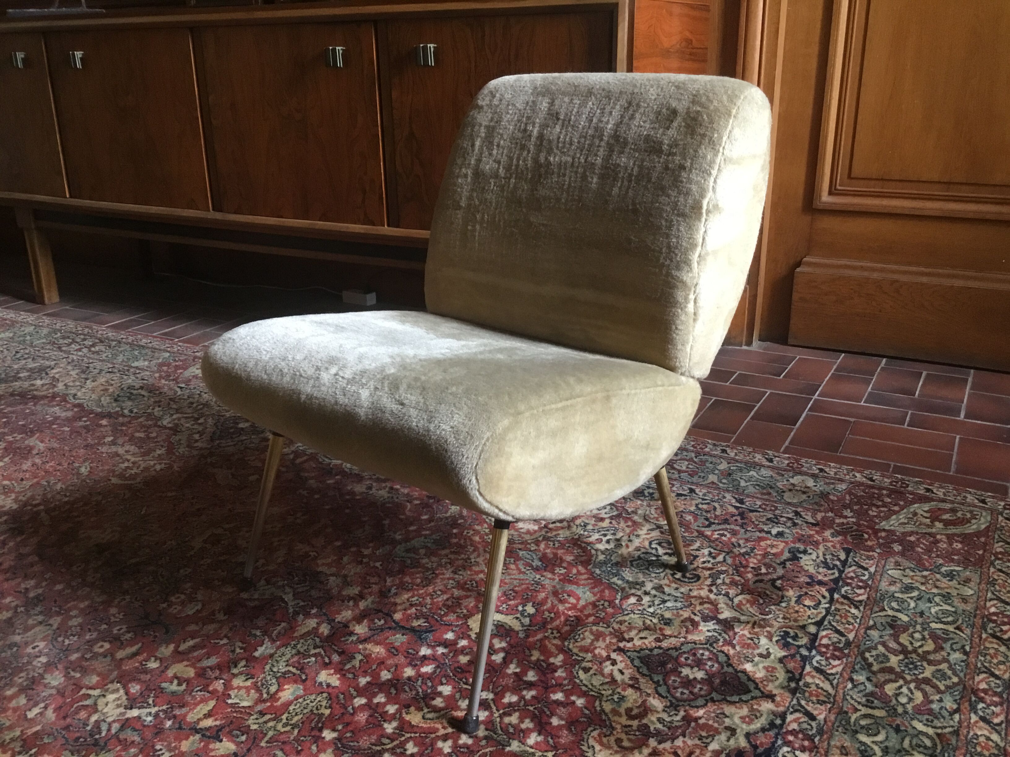 Beige velvet Pelfran Kiss chair