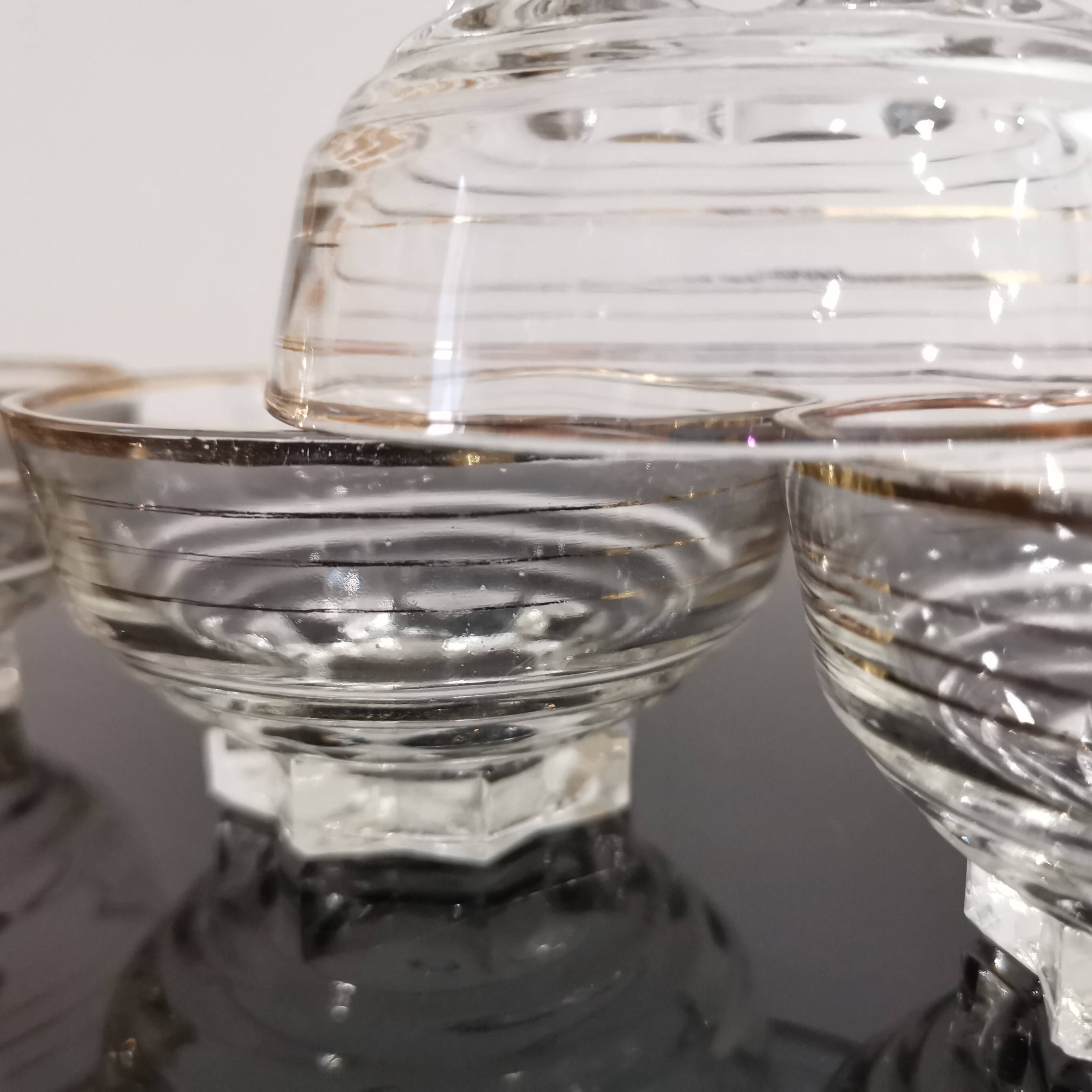 Set of 6 champagne glasses with gold edging and vintage star feet